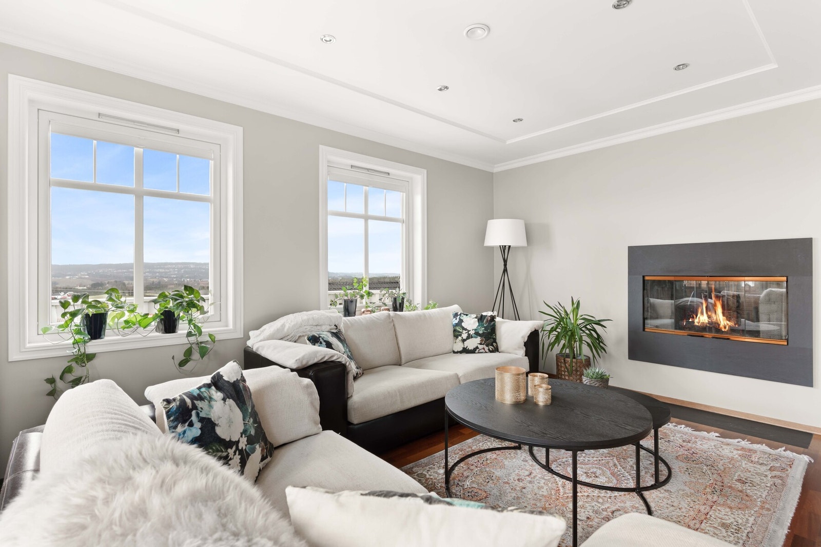 Den gjennomgående peisen varmer også opp stuen, plassert slik at stemningen nytes fra hele rommet. Galleribilde