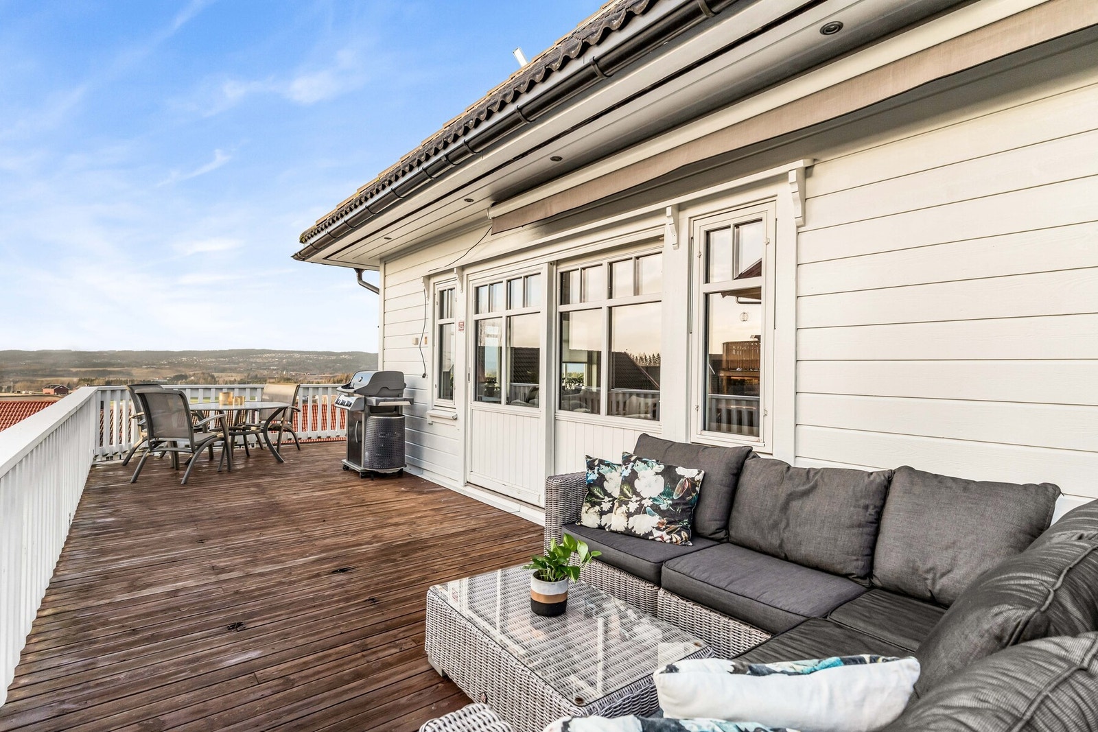 Her har du både flott utsikt og god plass til ønskelig utemøblement. Galleribilde