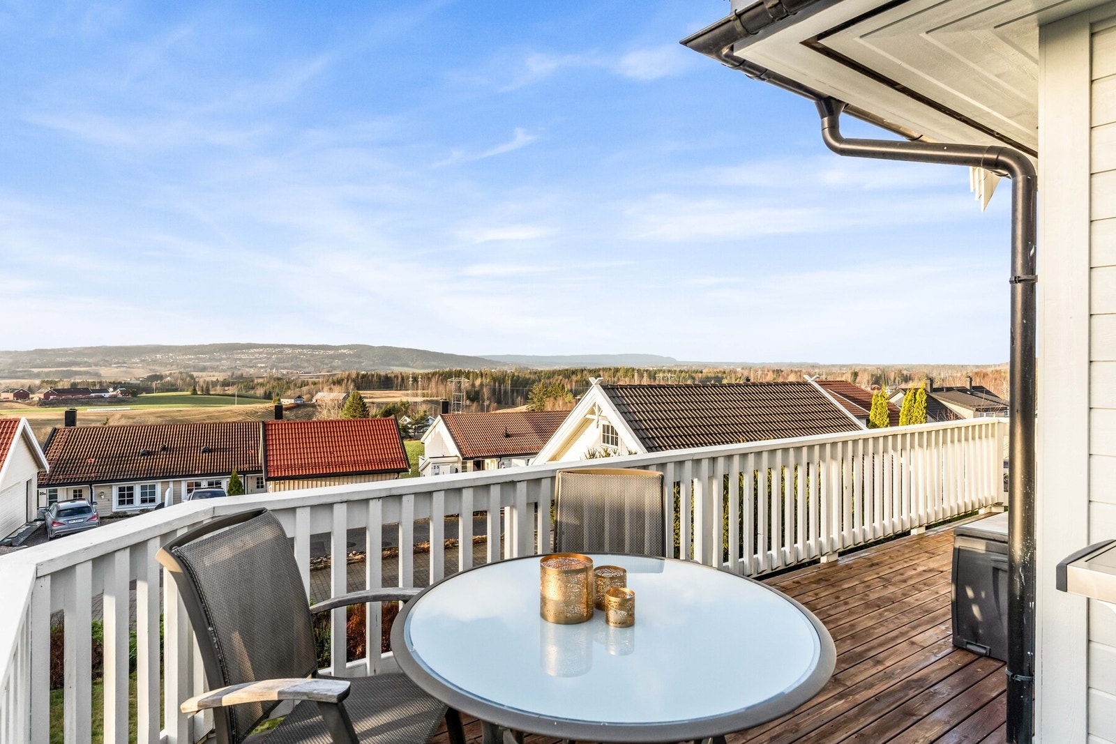 Dagligvarehandelen kan blant annet gjøres på Kiwi Frogner, i tillegg til Kiwi og Extra i Lørenfallet. Ønsker man ytterligere servicetilbud har Romerikssenteret på Kløfta, Jessheim Storsenter og Strømmen Storsenter et rikt og variert utvalg. Galleribilde