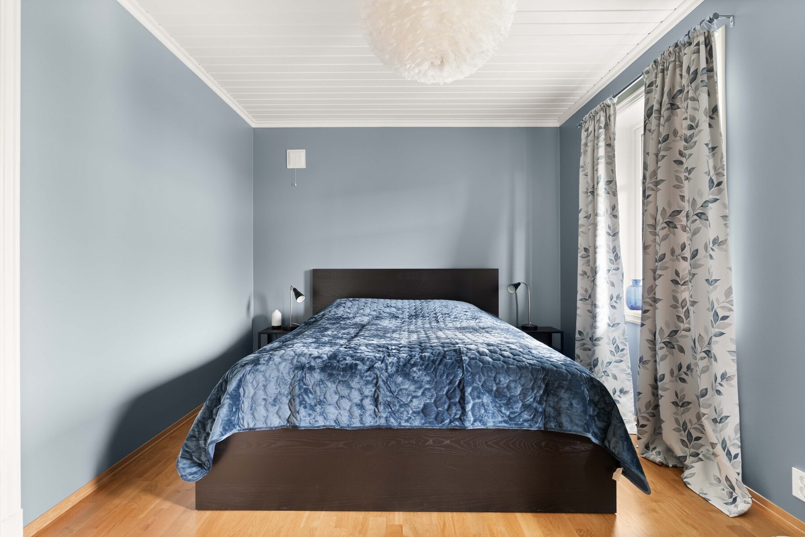 Du finner de to siste soverommene i boligens underetasje. Her er det plass til dobbeltseng med tilhørende møblement. Galleribilde