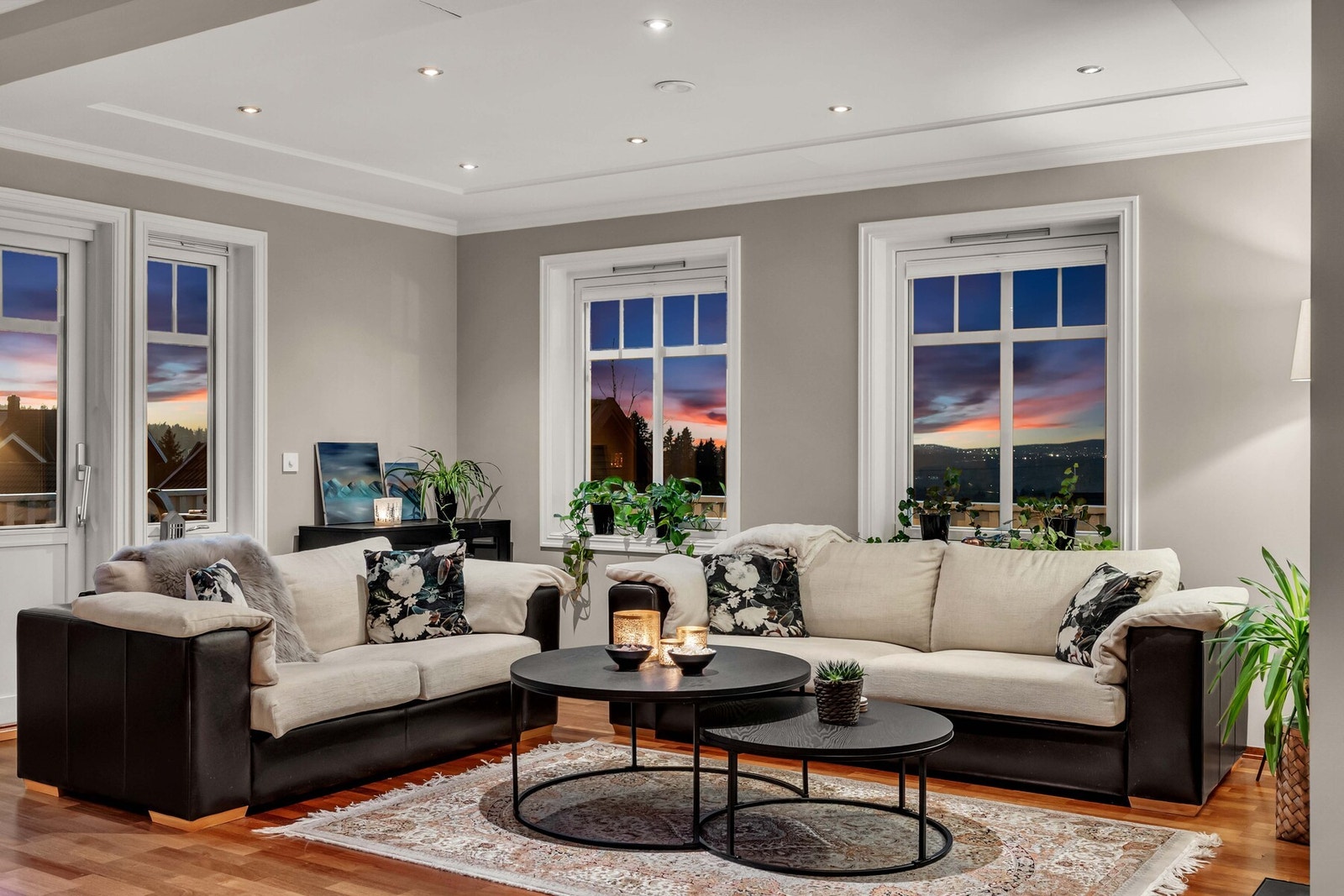 Det er utstrakt bruk av gulvvarme, og badene i huset er praktisk plassert i hver sin etasje. Galleribilde