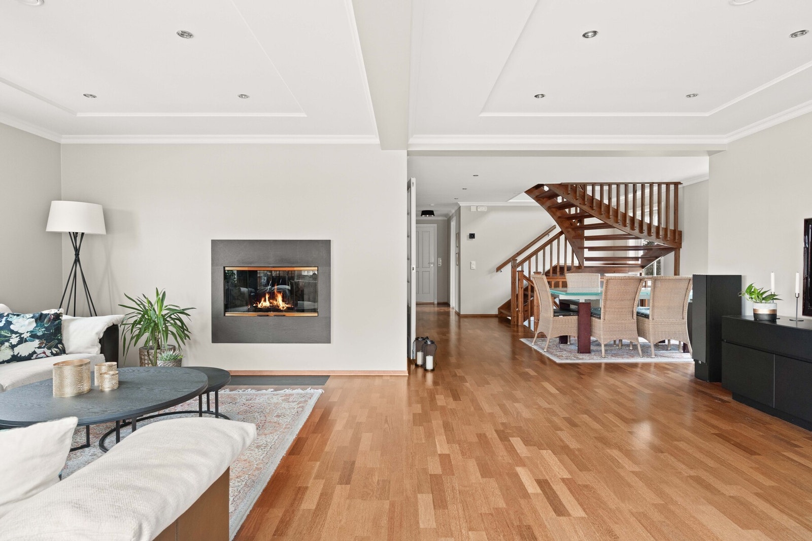 Utformingen gjør stuen enkel å møblere med flere sittegrupper i ulike soner. Galleribilde