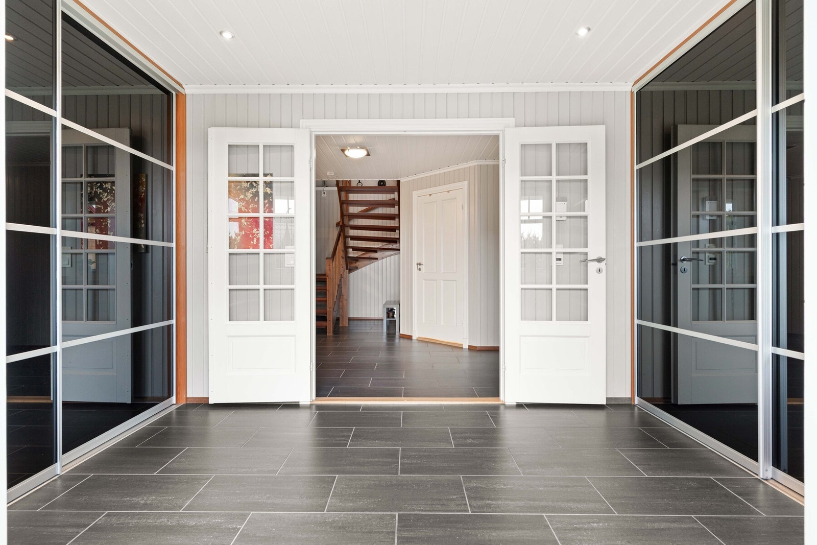 Vel inne gir entreen et godt førsteinntrykk, med dimbare downlights, gråmalte panlevegger og varme under store, mørke fliser på gulvet. Galleribilde