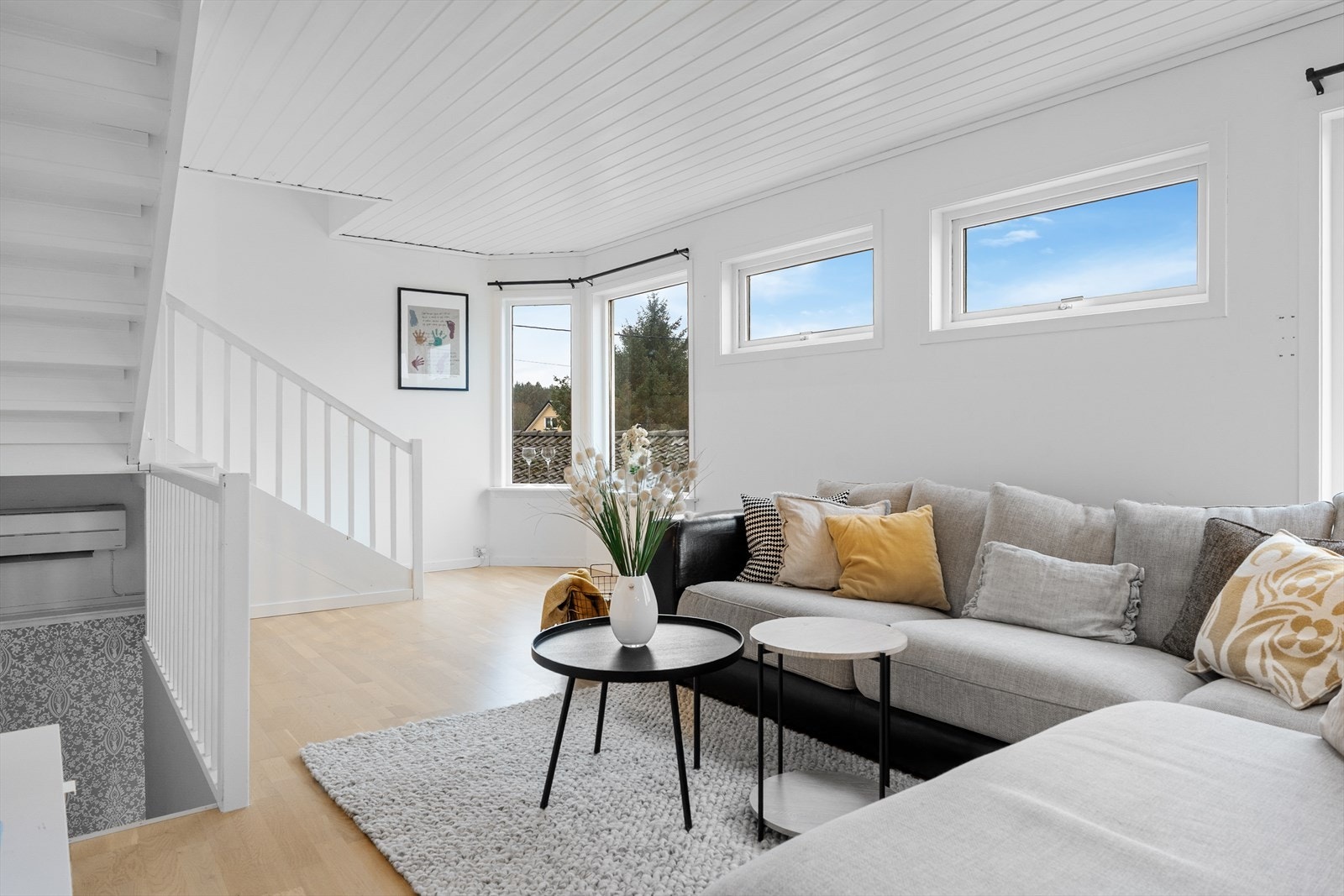 Store vinduer sørger for masse naturlig lysinnslipp Galleribilde