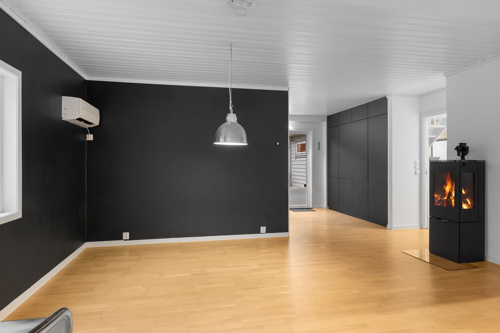 Den flotte vedovnen fra Rais ble installert i 2021 og gir deilig varme på årets kaldeste dager Galleribilde