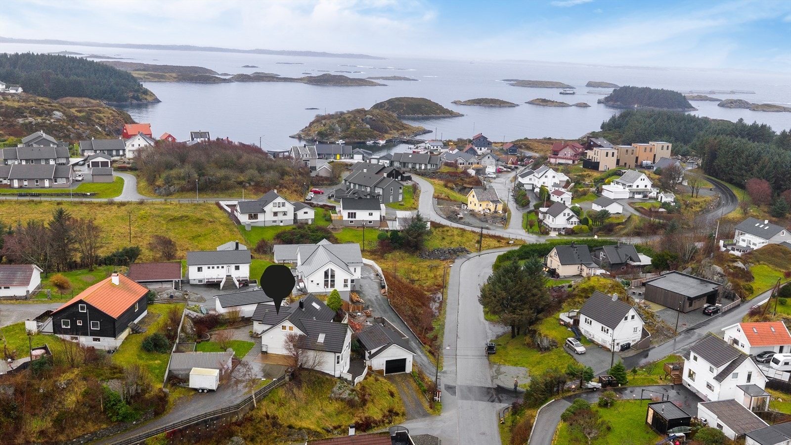 Eiendommen ligger fritt og fint til i Svevegen i Vikjå på Torvastad Galleribilde