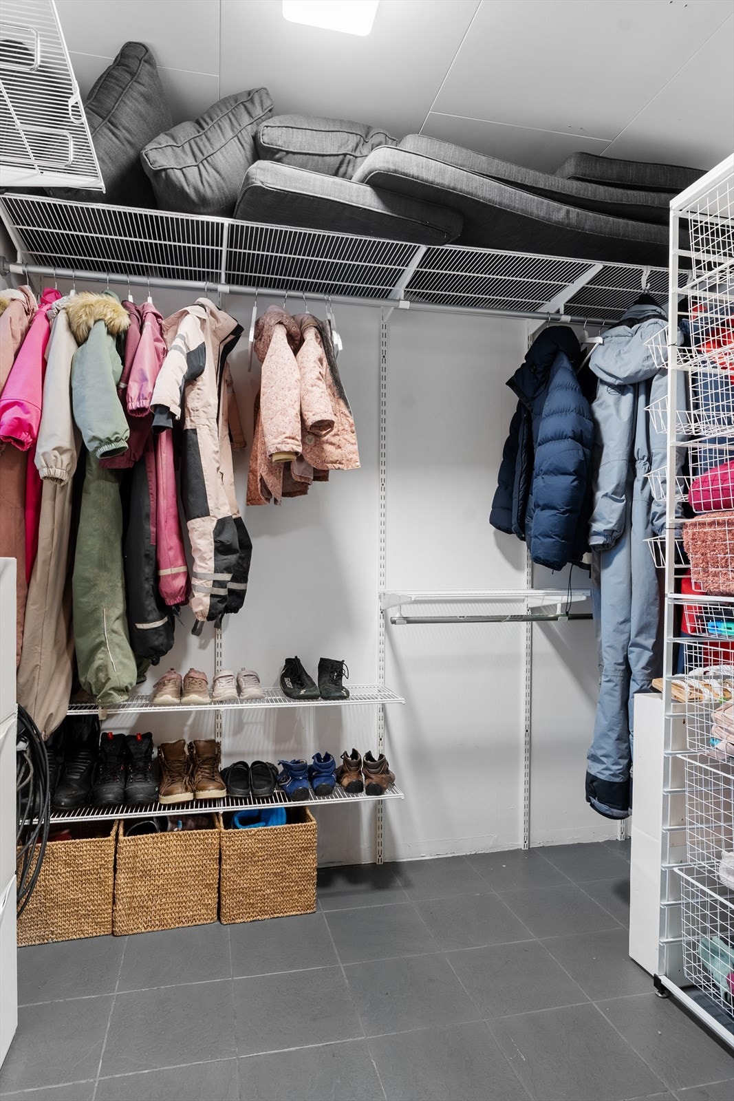 Stor bod i 1. etasje med masse oppbevaringsplass Galleribilde