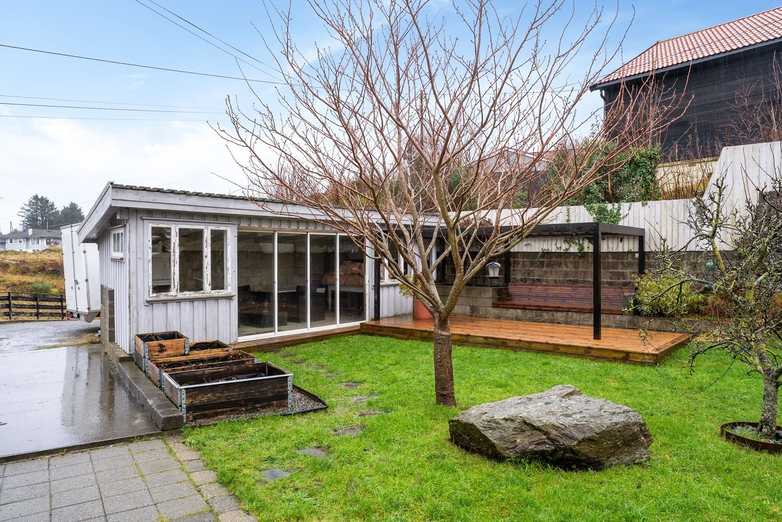 Det er oppført en koselig hagestue med tilhørende terrasse og pergola (ikke omsøkt/godkjent) Galleribilde