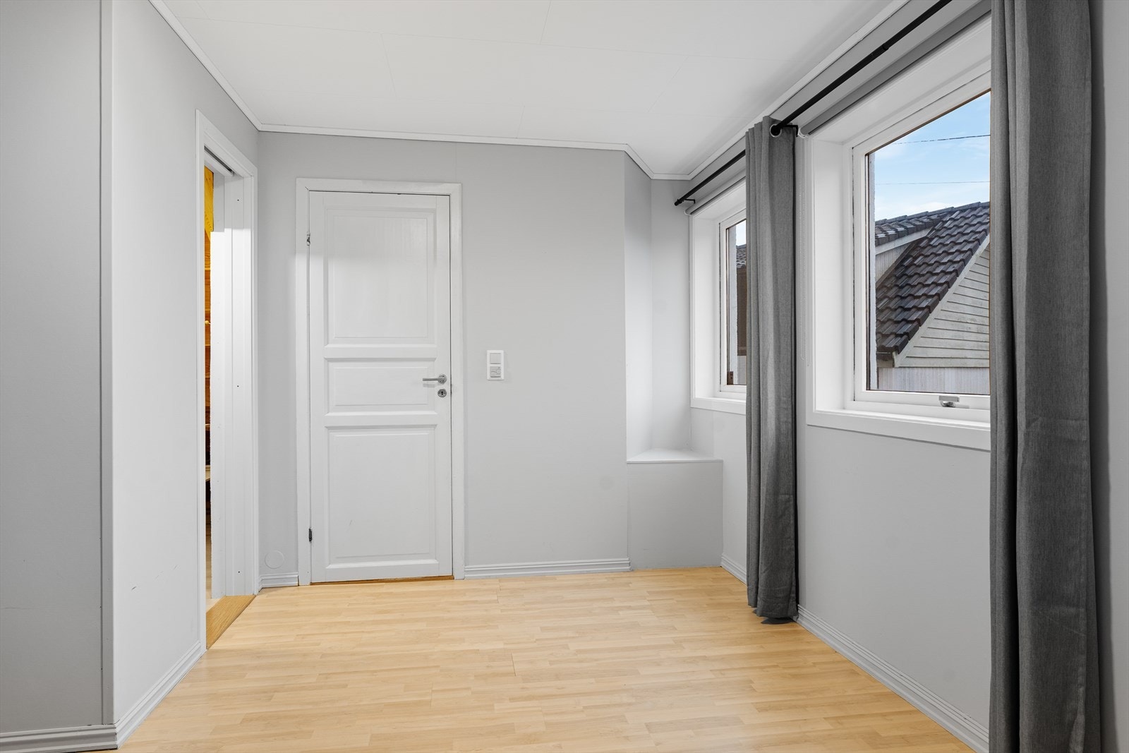 Lyst og pent soverom i tilbygget (kjelleretasje) Galleribilde