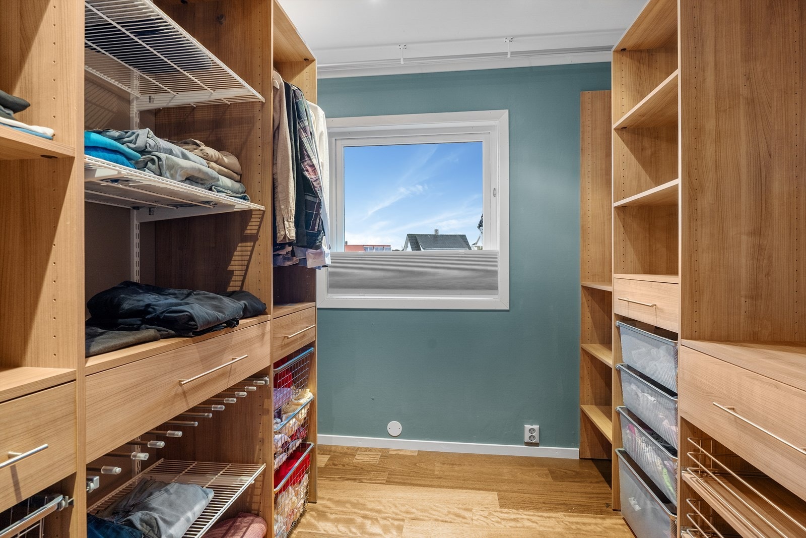 Garderoben er praktisk innredet og har godt med oppbevaringsplass Galleribilde