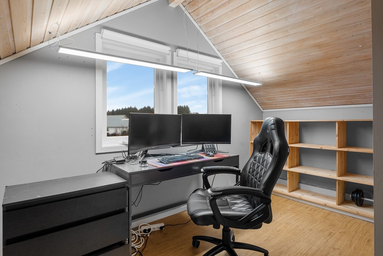 Romslig kontor med god plass til det du trenger for å ha hjemmekontor Galleribilde