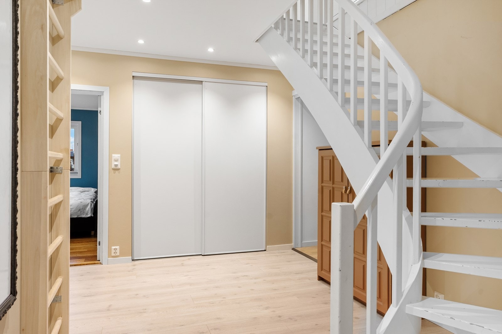 I gangen er det en stor skyvedørsgarderobe med masse oppbevaringsplass Galleribilde