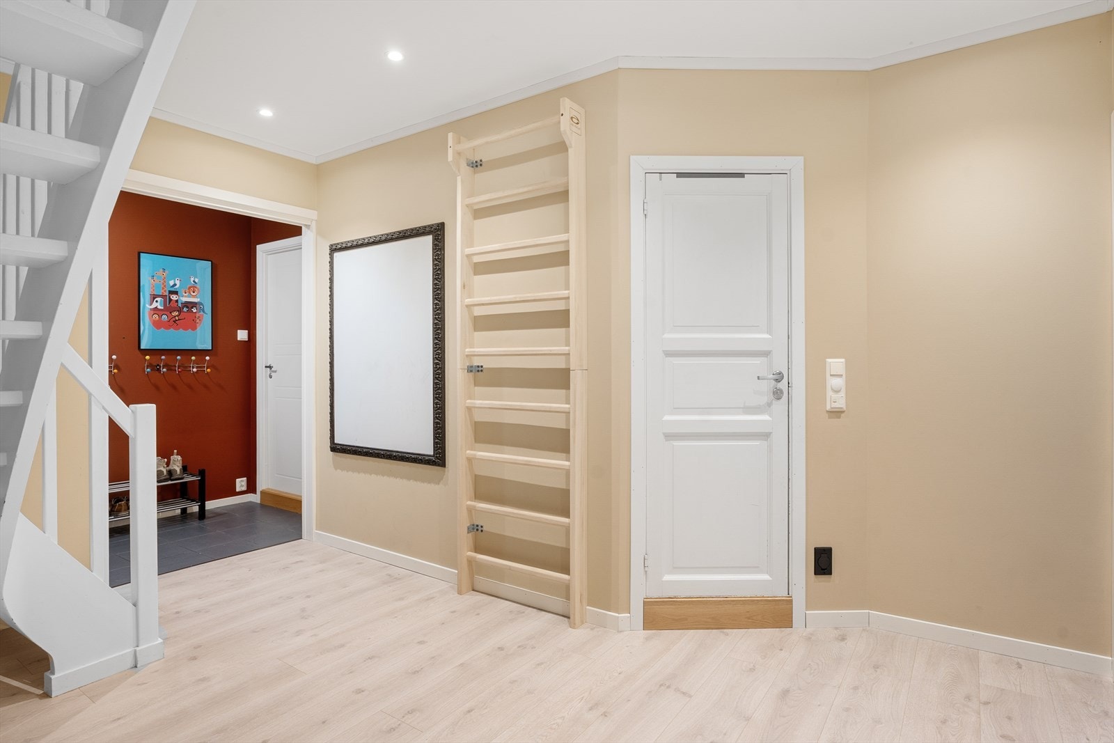 Romslig gang i 1. etasje hvor det også er montert ribbevegg Galleribilde