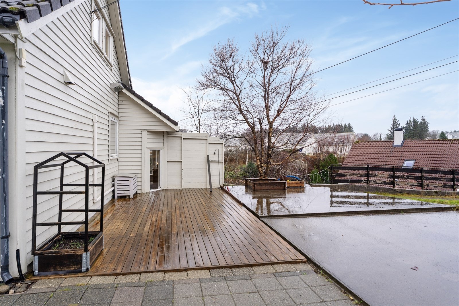 Stor terrasse mot øst hvor du kan nyte morgensol (ikke omsøkt/godkjent) Galleribilde