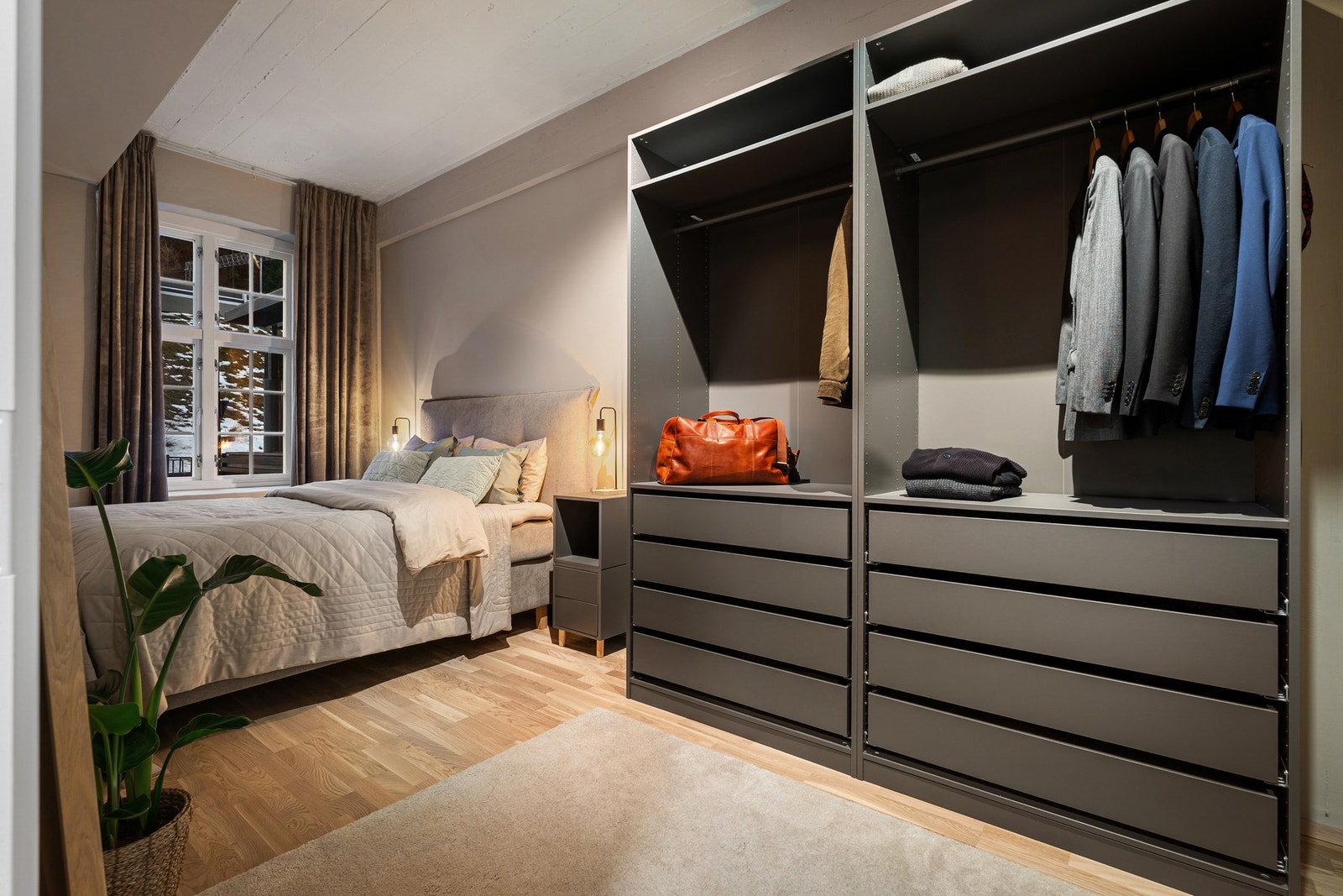 Garderobeskapet på rommet medfølger handelen. Galleribilde