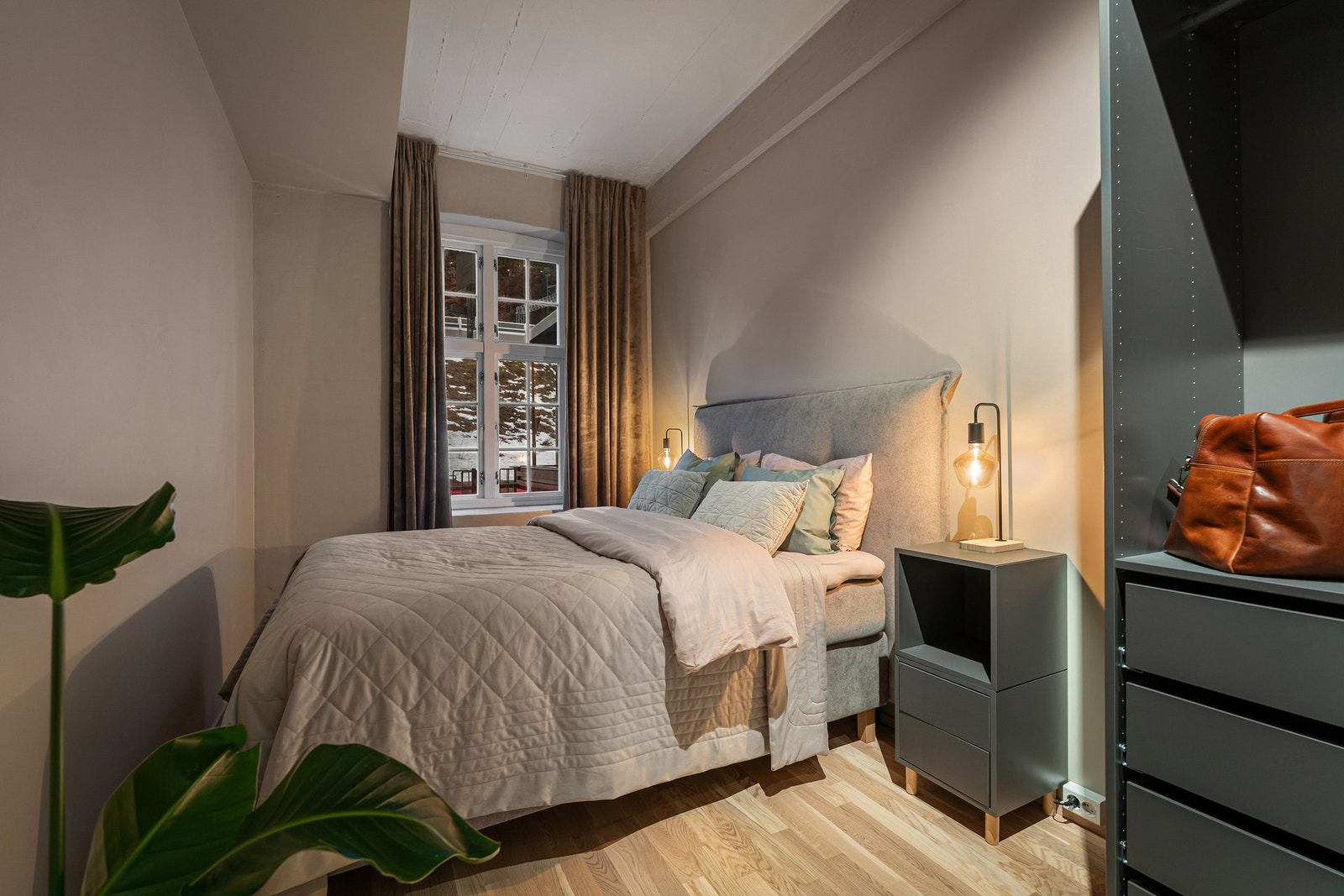 Leilighetens største soverom er på ca. 14 kvadratmeter. Galleribilde