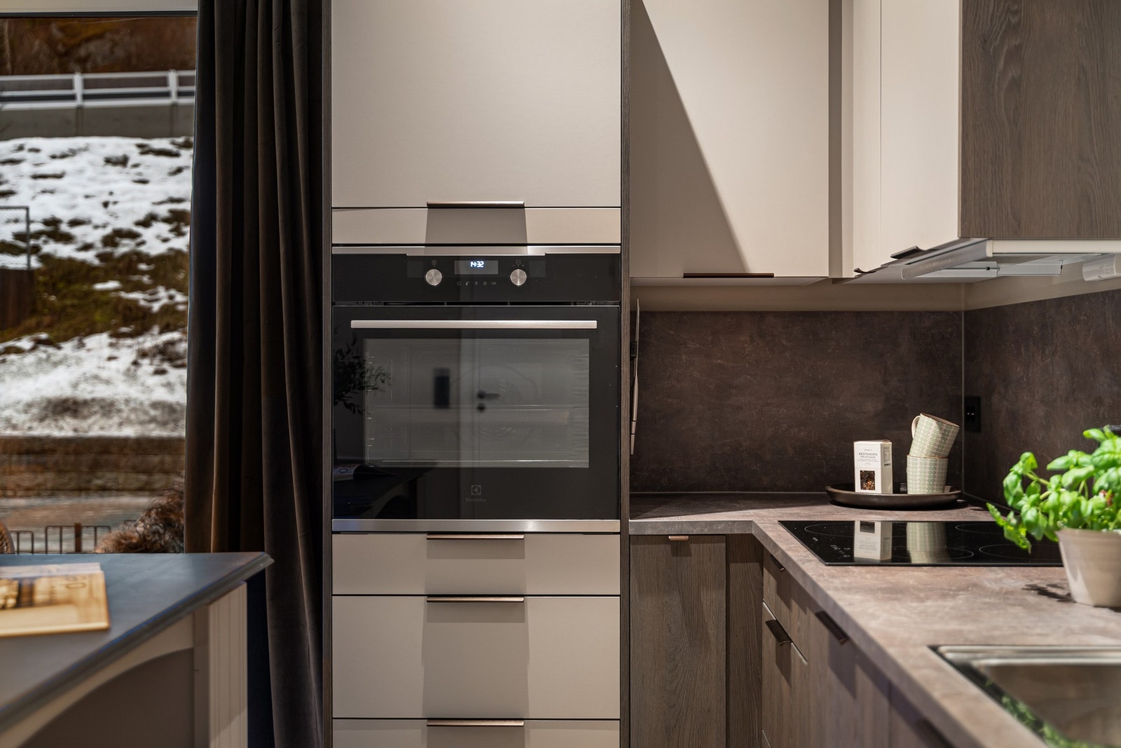 Det er etablert automatisk lekkasjestopper og komfyrvakt. Galleribilde