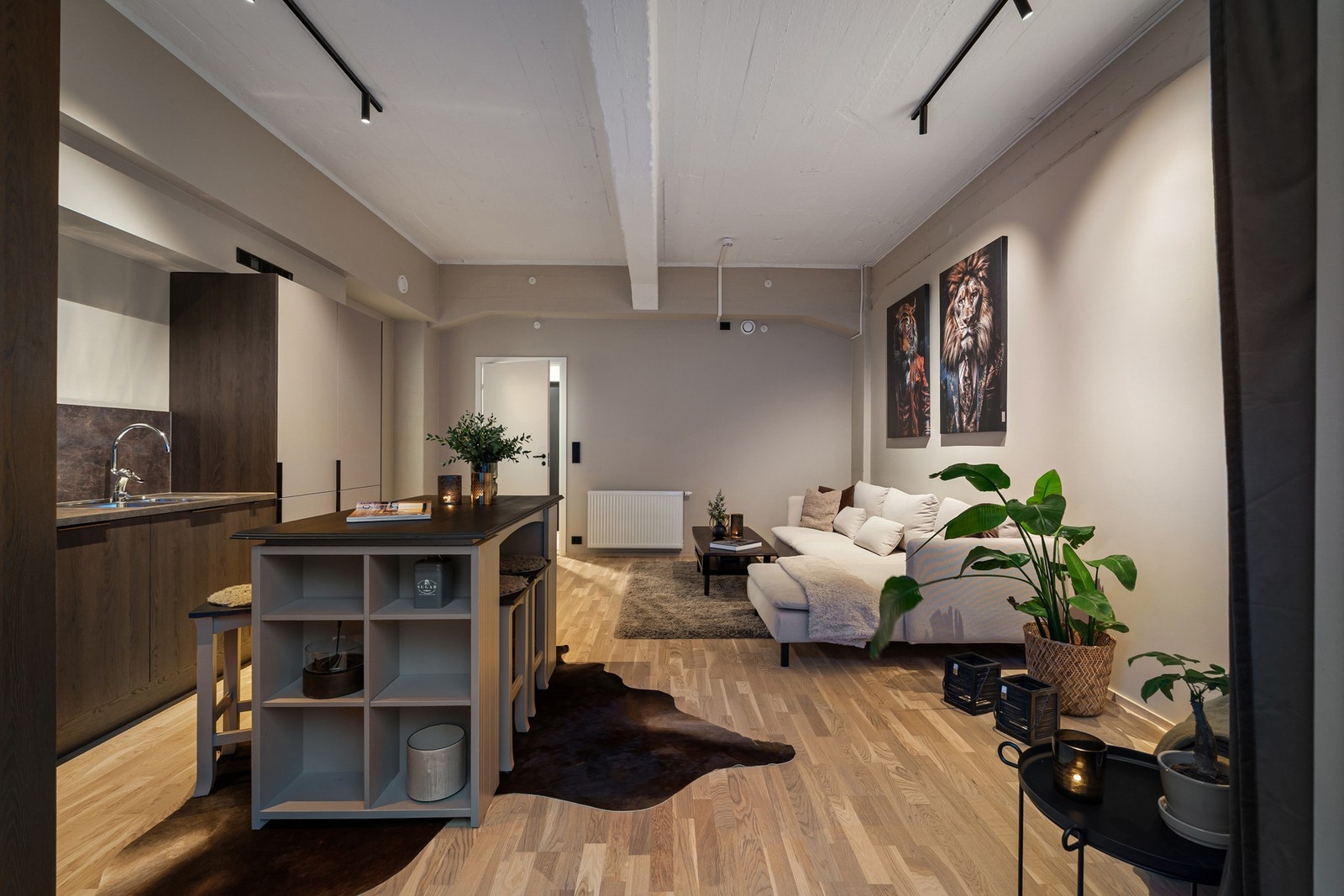 Den praktiske planløsningen gir ypperlige møbleringsmuligheter for både sofagruppe og TV-bord. Galleribilde