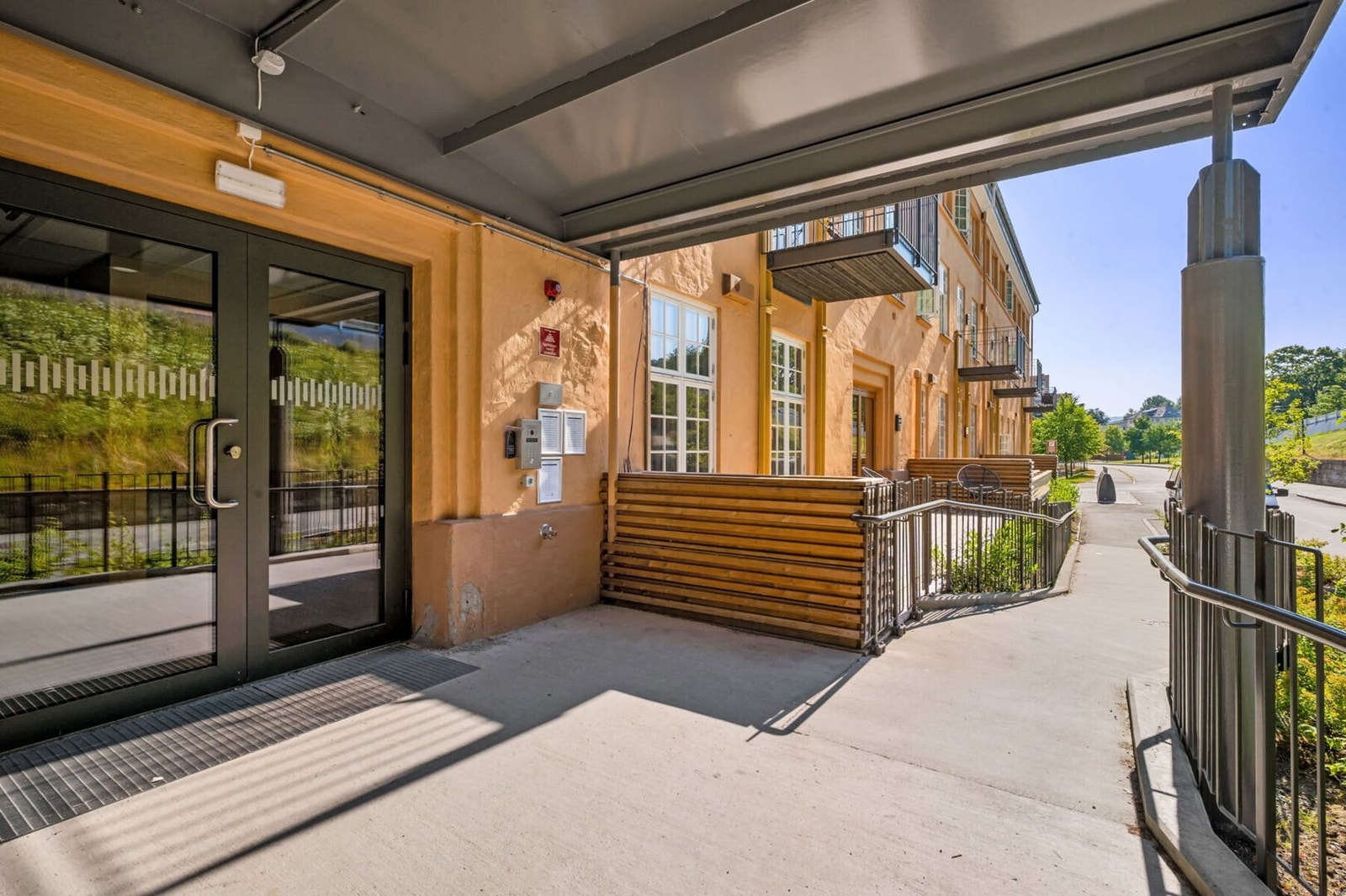 Utvendig inngangsparti. Galleribilde