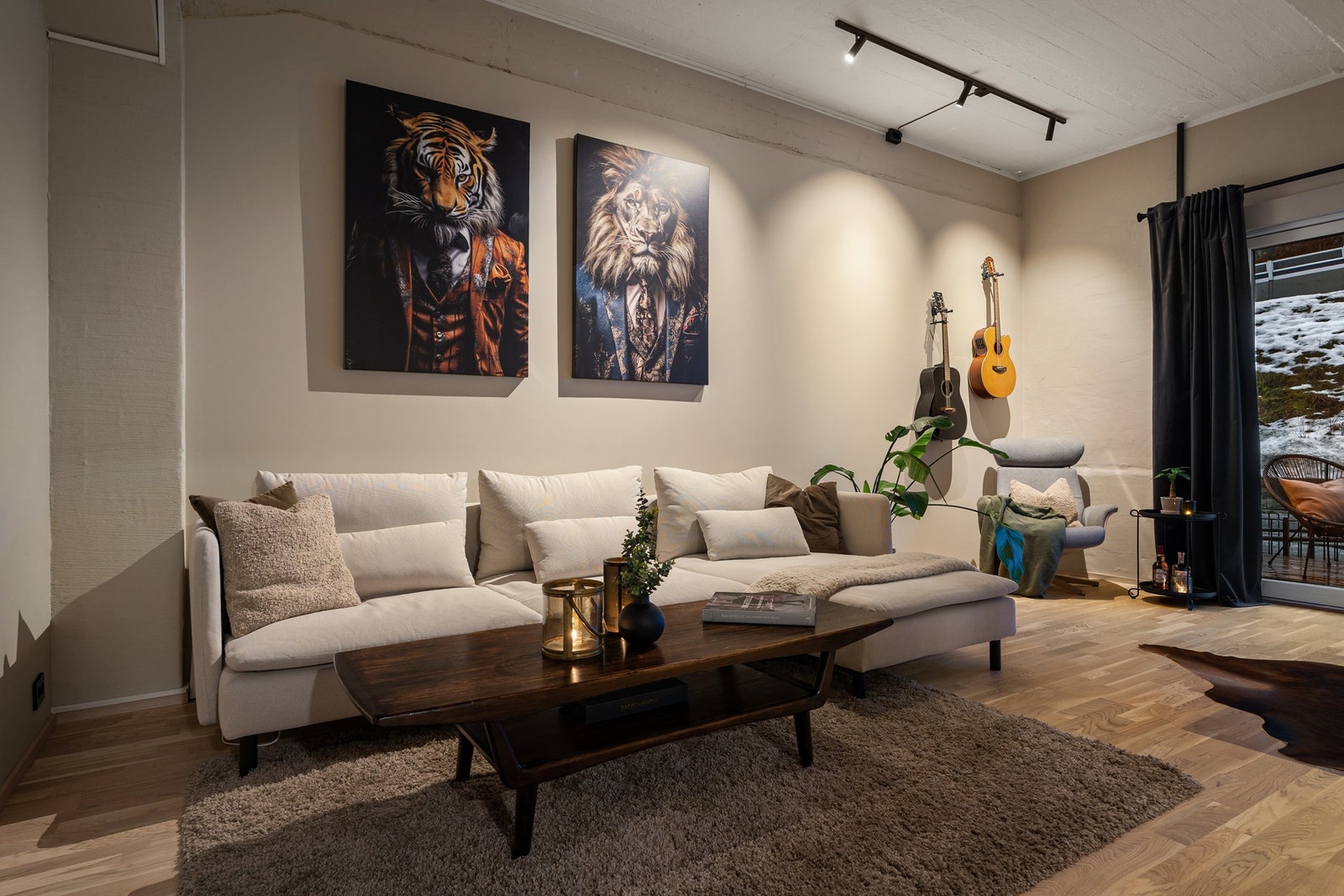 Svært god takhøyde og store vindusflater gir leiligheten en lys og luftig romfølelse. Galleribilde