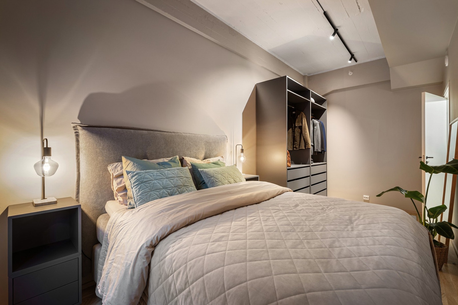 Her er det rikelig med plass til både dobbeltseng og nattbord. Galleribilde