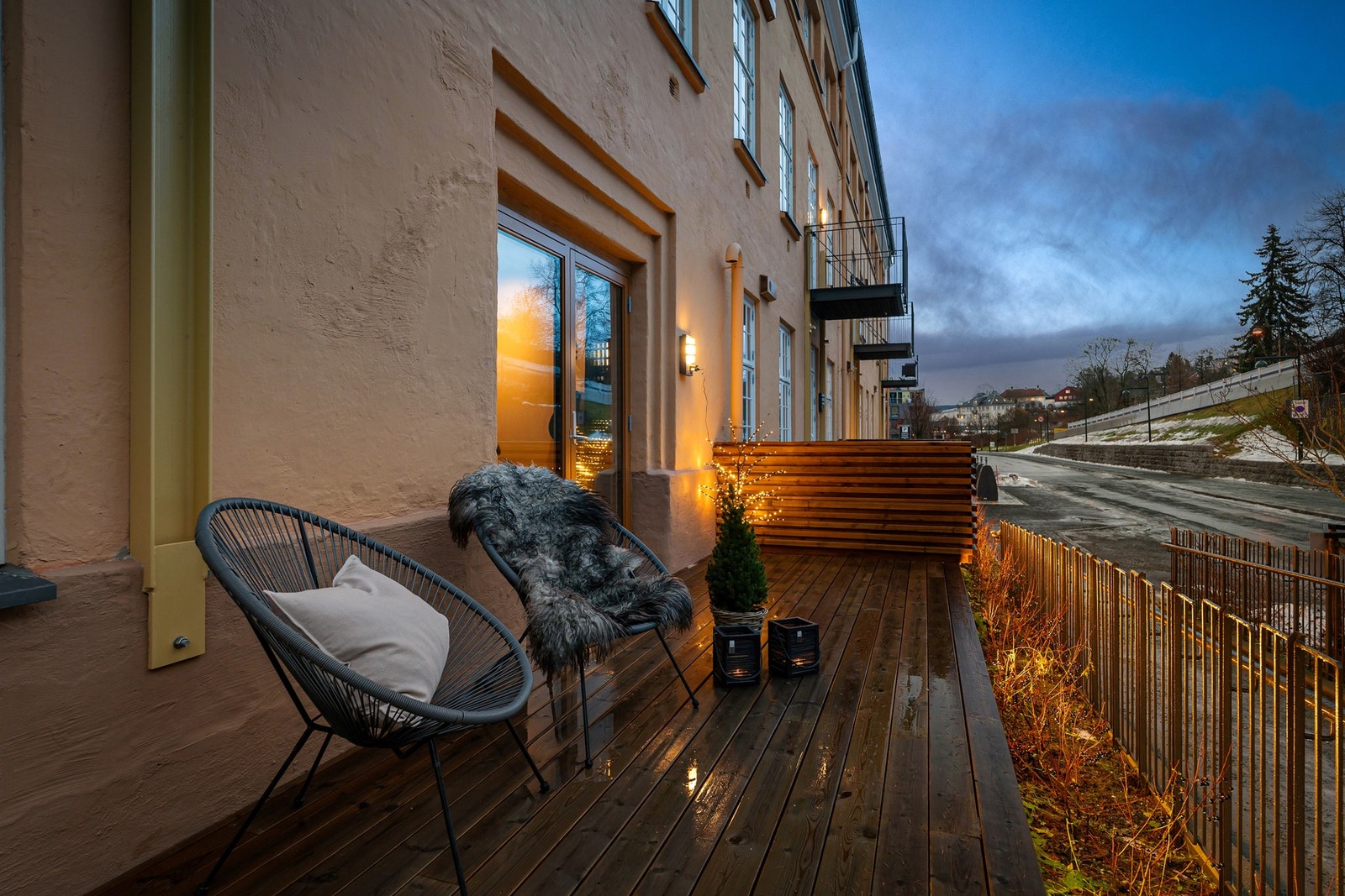Sørvendt terrasse på hele 17 kvadratmeter. Hekken som vist på bildet blir 1,5 - 2 meter når den er ferdig, og vil skjerme for gangtrafikk. Galleribilde
