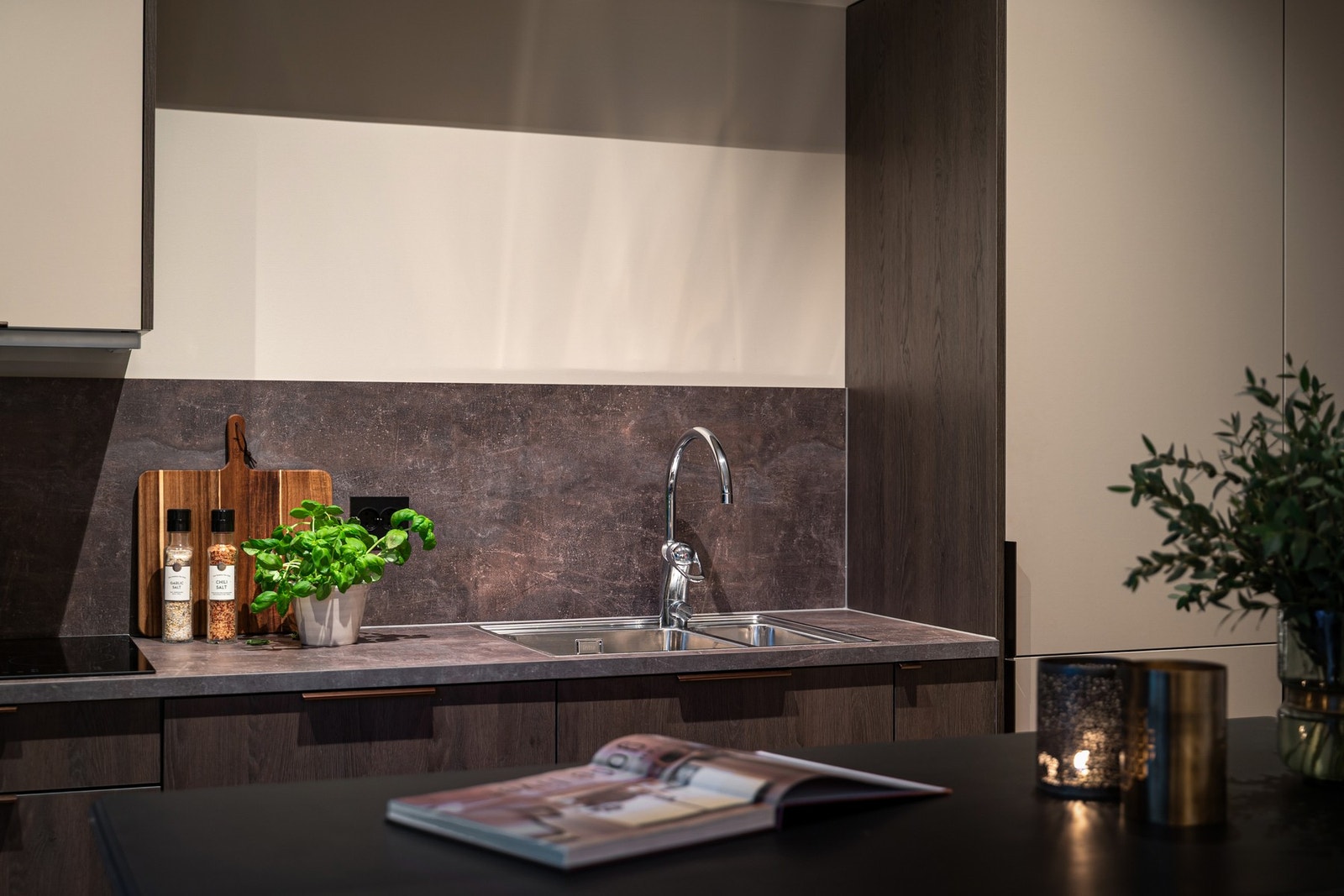 Benkeplaten er i laminat med nedfelt induksjonstopp. Galleribilde