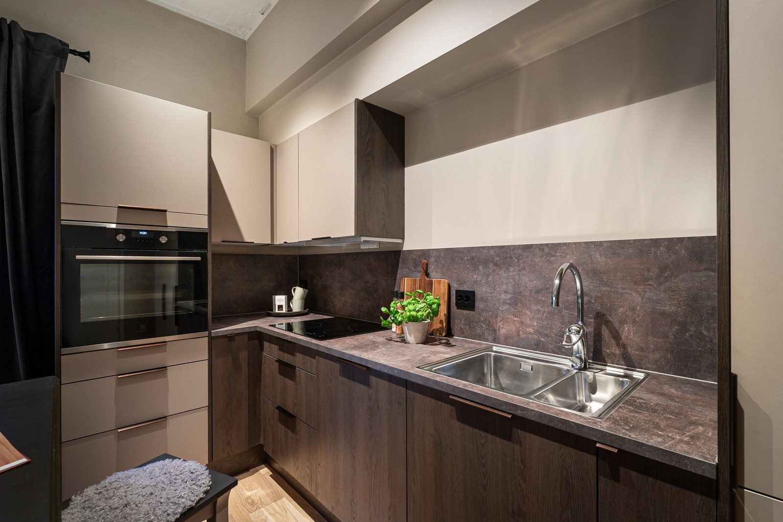 Her er det integrerte hvitevarer som stekeovn, kjøle/fryseskap og oppvaskmaskin. Galleribilde