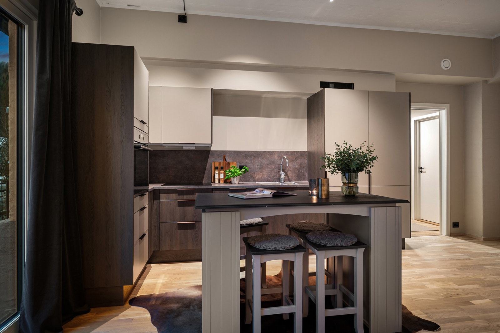 Rålekkert og påkostet kjøkken fra byggeår (2024). Rommet har fått tilstandsgrad 0 i rapport fra takstmann og har ingen avvik. Galleribilde