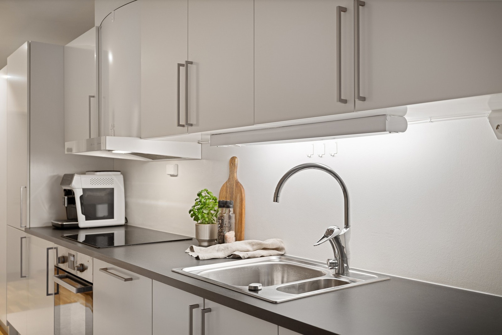 Her er det integrerte hvitevarer som stekeovn, oppvaskmaskin og kjøle/fryseskap. Galleribilde