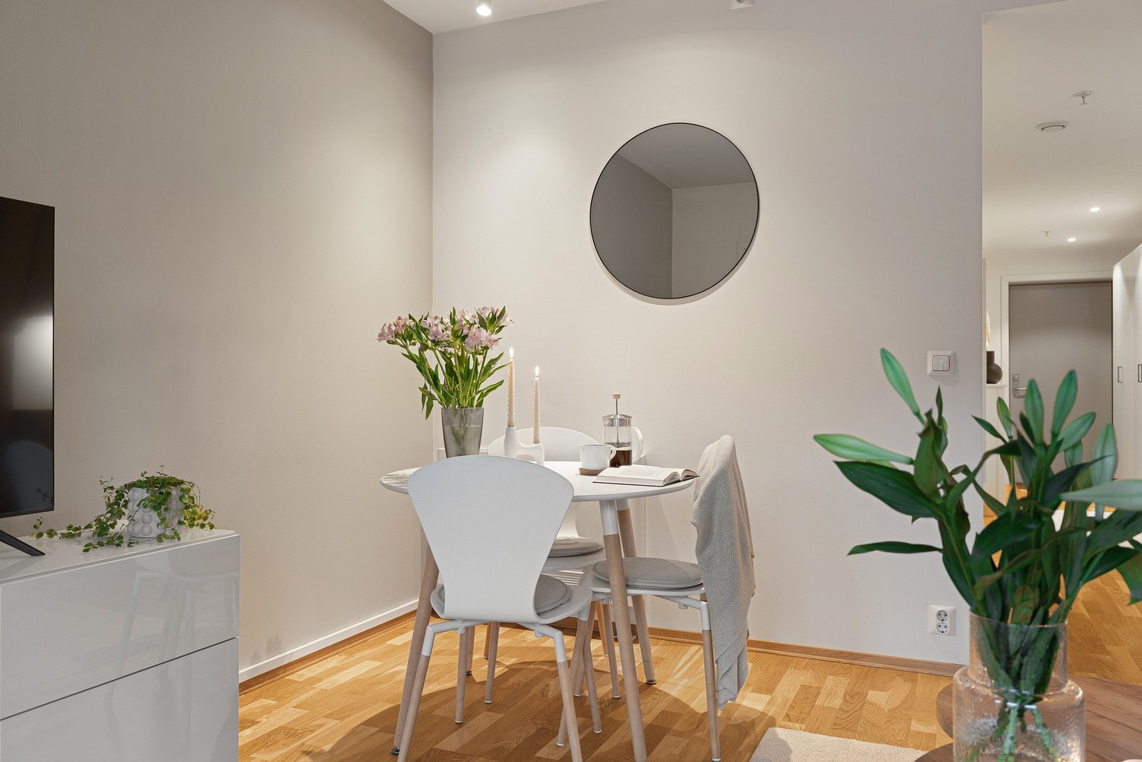 Spiseseksjonen finner sin naturlige plassering i det ene stuehjørnet. Galleribilde