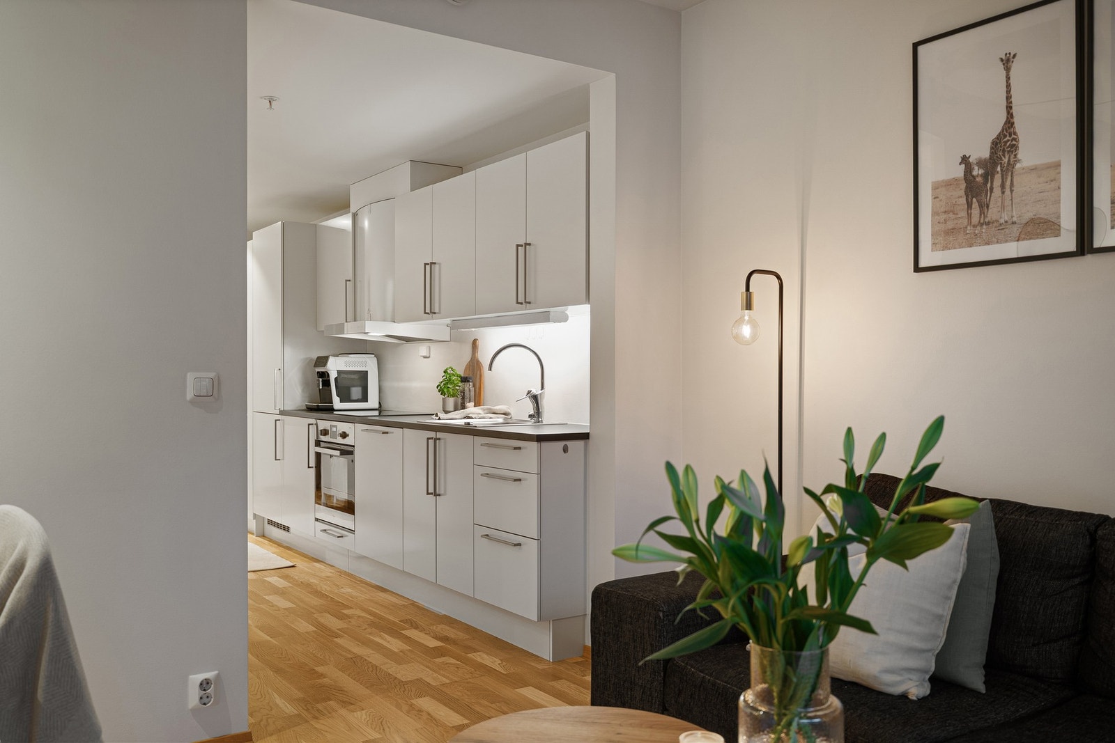 På tvers av kjøkkenet finner man baderommet. Galleribilde