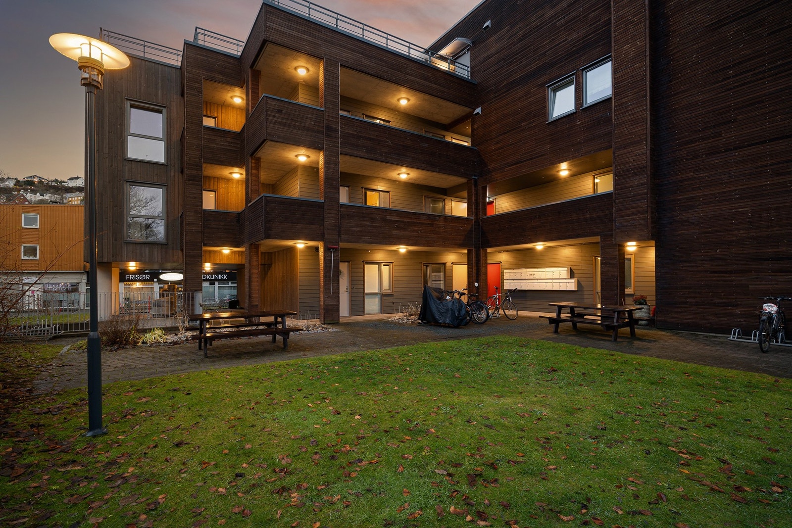 Koselig og ryddig bakgård. Det medfølger for øvrig en egen sportsbod i kjeller. Galleribilde