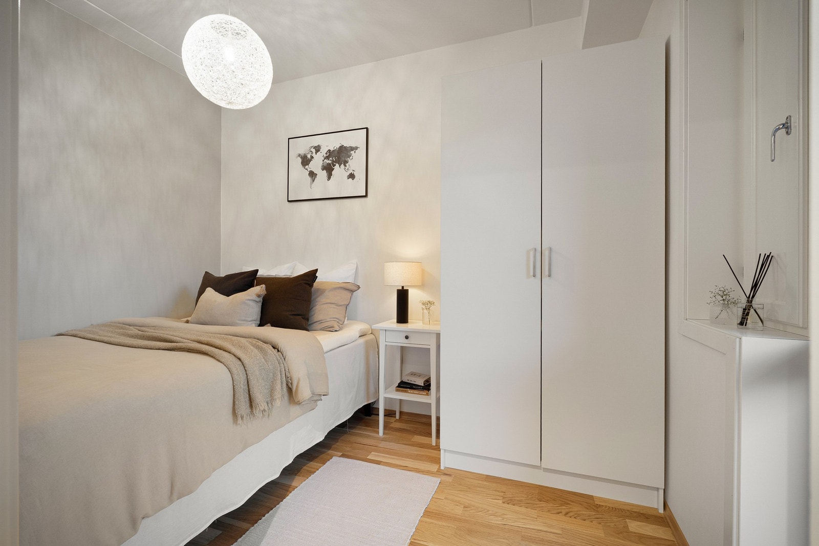 Garderobeskapet på rommet medfølger naturligvis handelen. Galleribilde