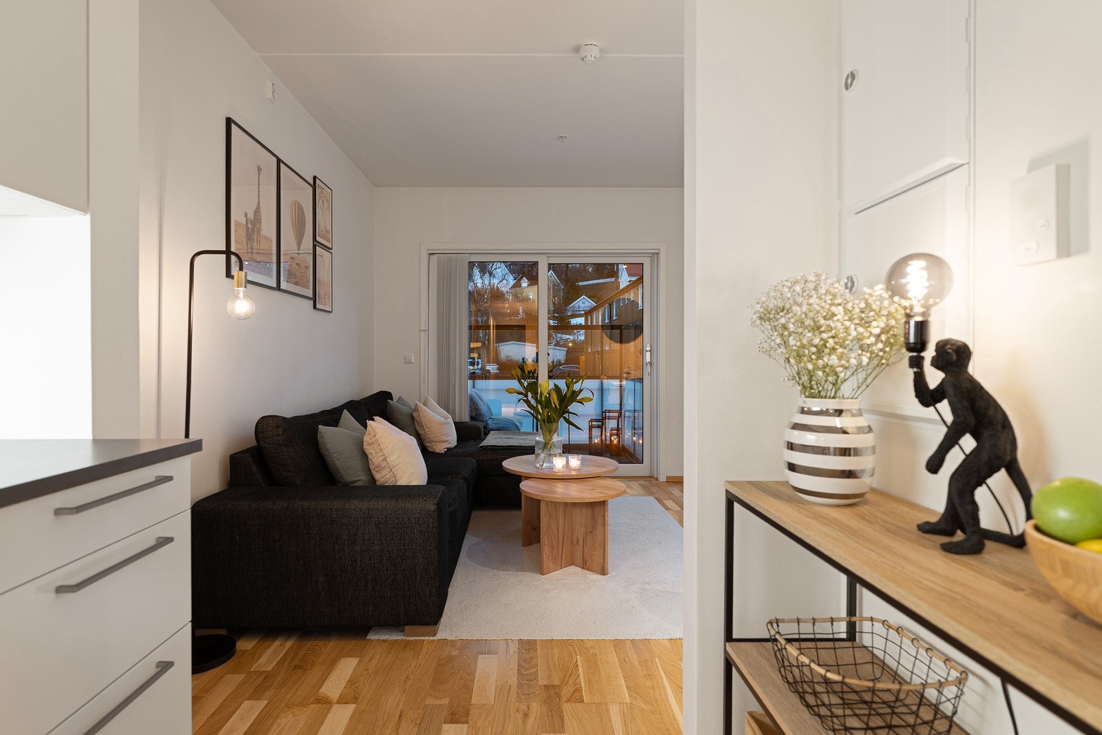 Leiligheten har balansert ventilasjon og er tilkoblet byggets felles fjernvarmeanlegg som forsyner med oppvarming og varmtvann. Galleribilde