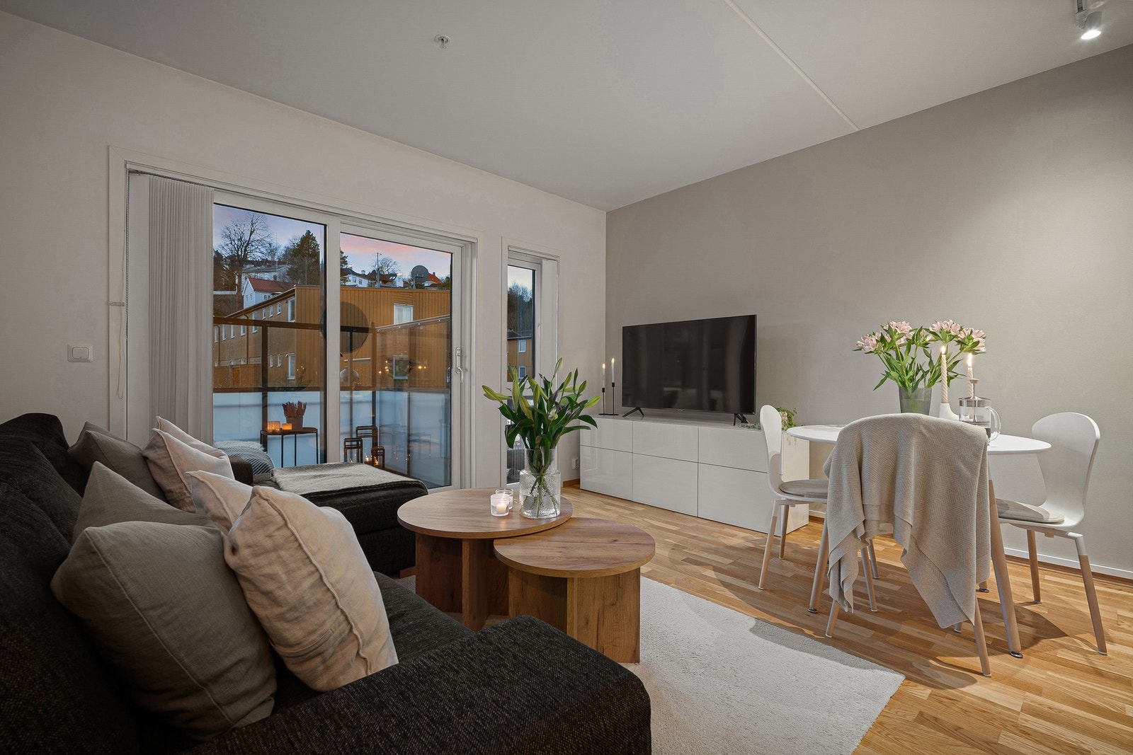 Velkommen til Hanskemakerbaken 4. Lekker 2-roms selveier i 2.etg | Byggeår 2016 | TG0 & 1 på alt | Fjernvarme | Heis | Egen balkong | Felles takterrasse! Galleribilde