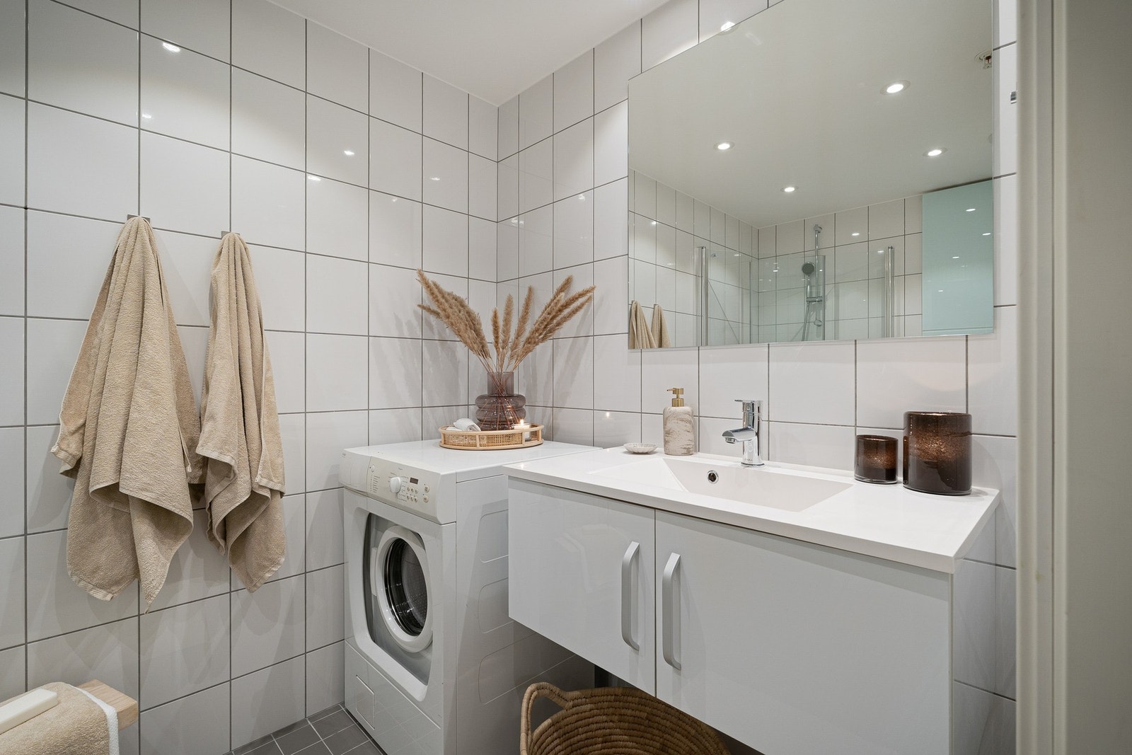 Her er det opplegg til vaskemaskin og varme i gulv. Galleribilde