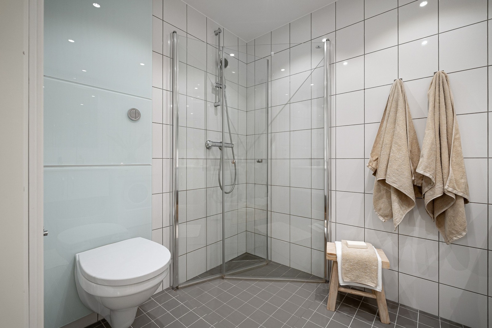 Badet har fått tilstandsgrad 1 i tilstandsrapport fra takstmann og framstår uten avvik i rapporten fra takstmann. Galleribilde