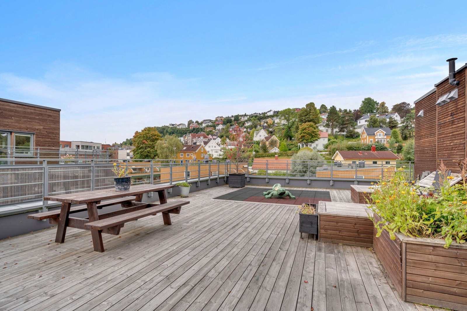 Sameiet har to stk felles takterrasser (nr. 4 og nr. 6) som fritt kan benyttes av alle beboere. Galleribilde