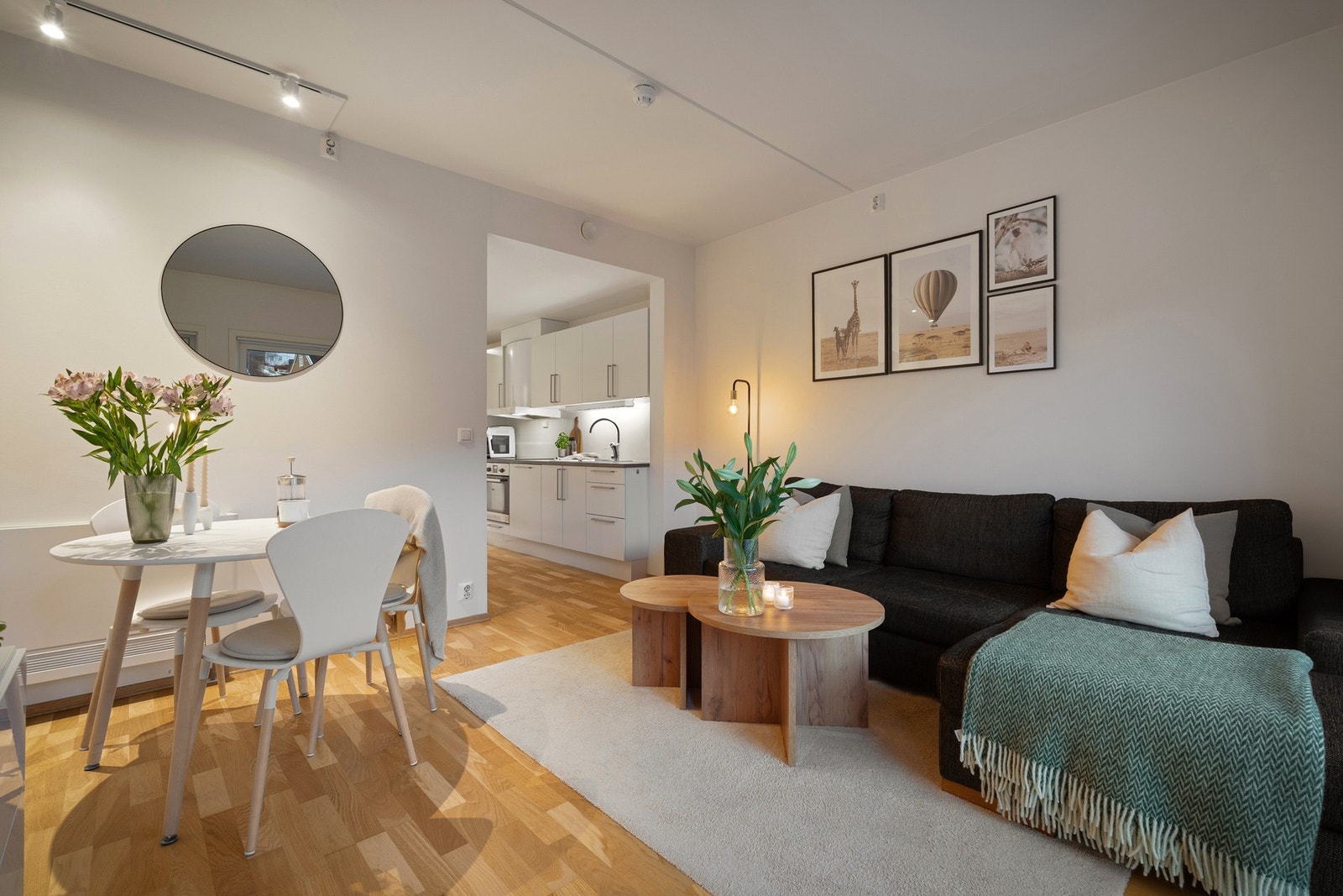 Den praktiske planløsningen gir ypperlige møbleringsmuligheter for både sofagruppe og TV-bord. Galleribilde