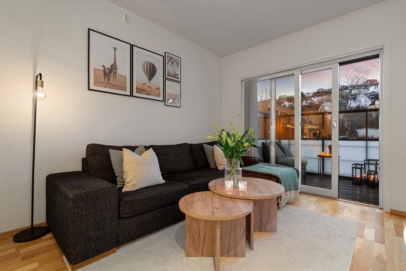 De store vindusflatene gir rikelig med lysinnslipp og dette bidrar til en behagelig atmosfære i hele leiligheten. Galleribilde