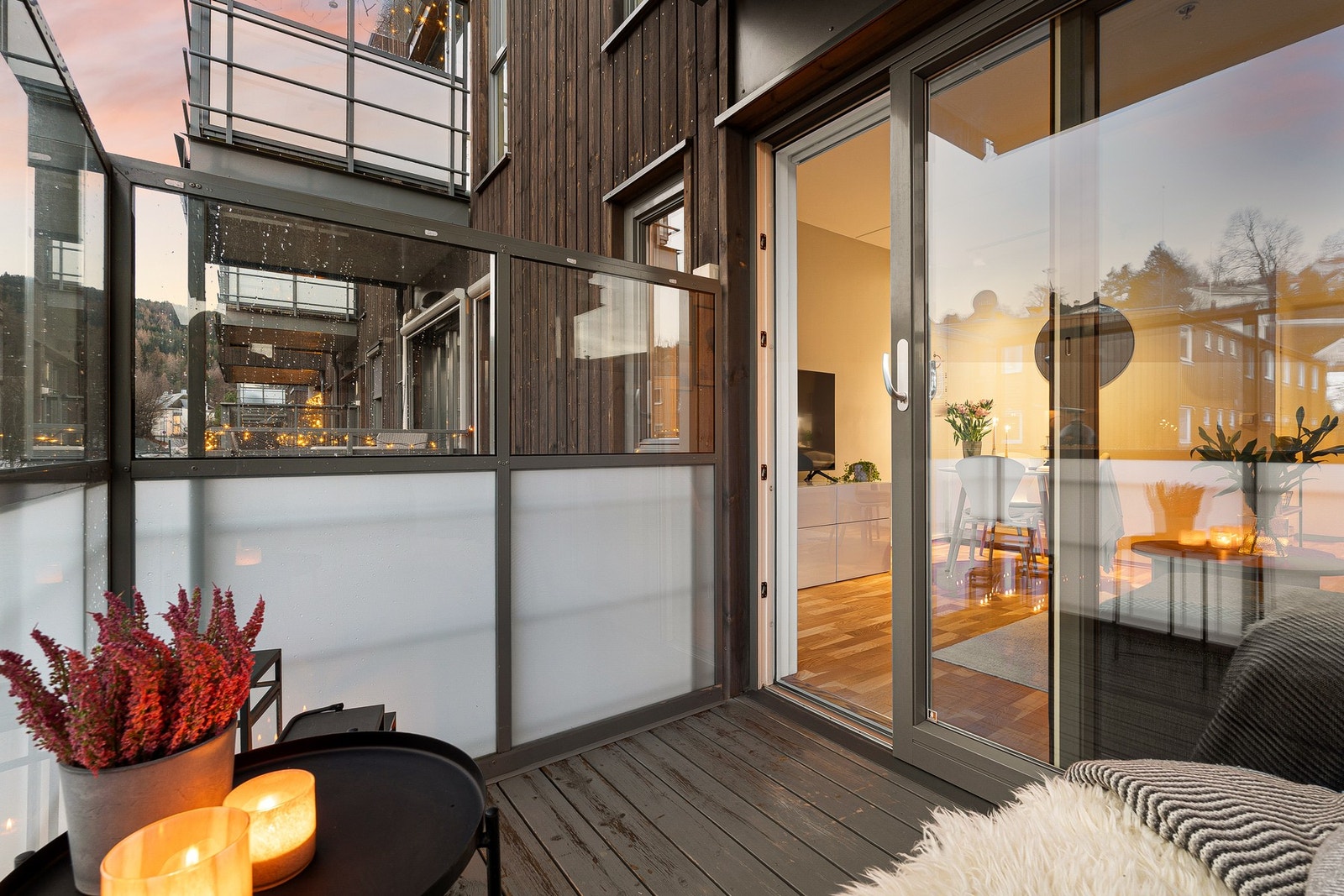 Sørvendt balkong på ca. 4 kvadratmeter. Her er det bra med plass til utemøblement. Galleribilde