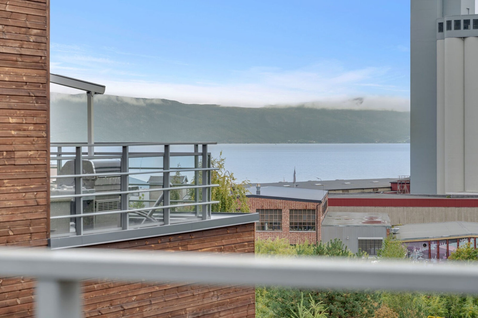 Man har også fin utsikt mot Trondheimsfjorden og Fosenalpene. Galleribilde