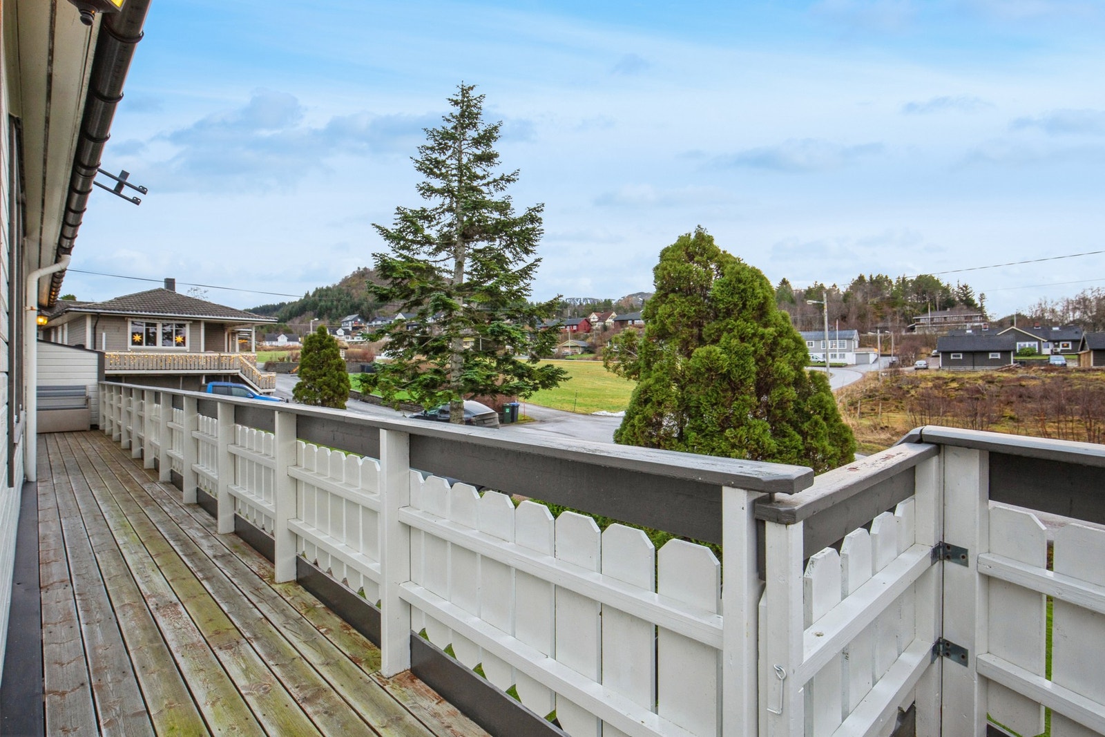 Solrik terrasse som strekker seg rundt boligen fra syd mot vest Galleribilde