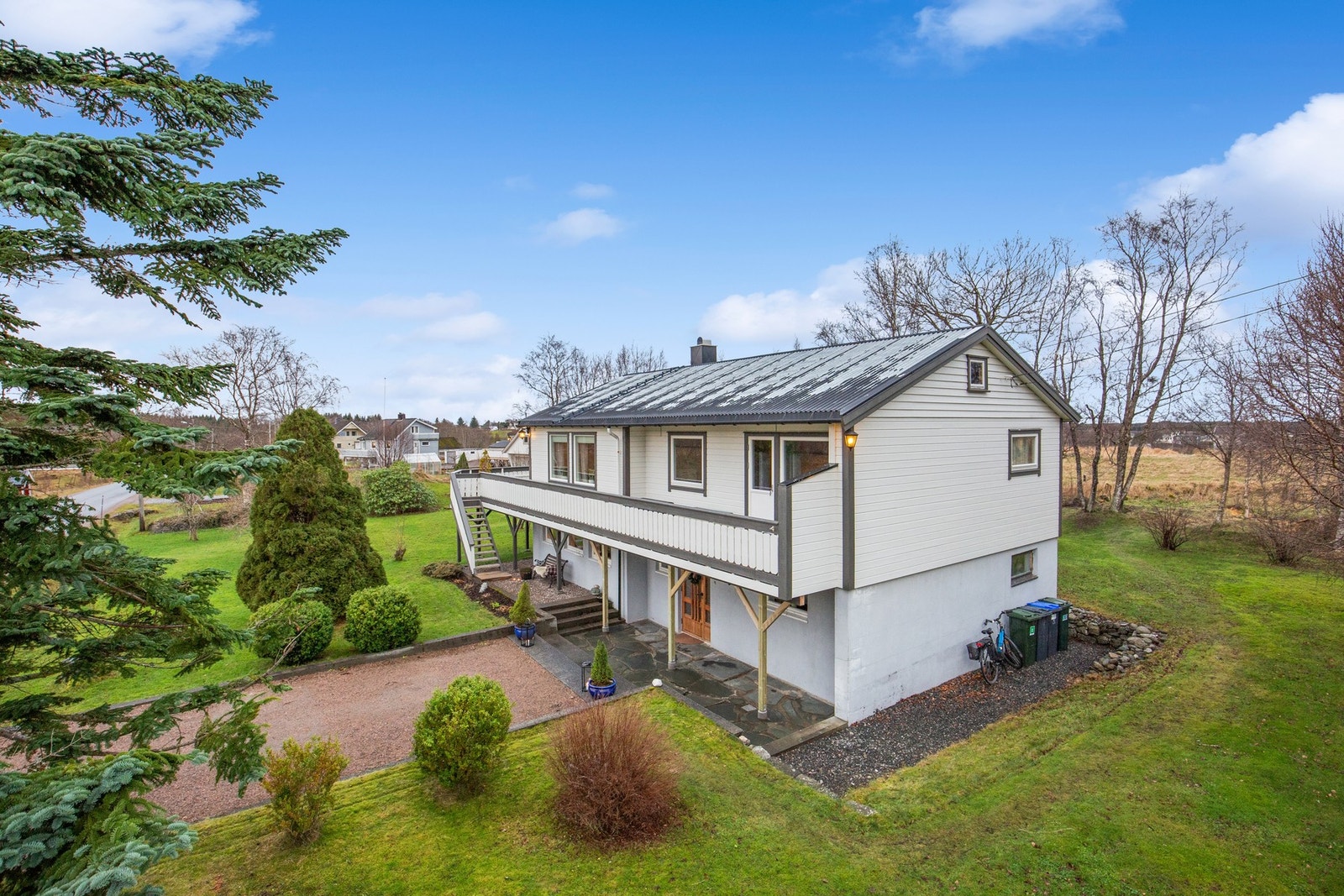 Boligen ble oppført i 1975 og tilbygget i 1993 Galleribilde