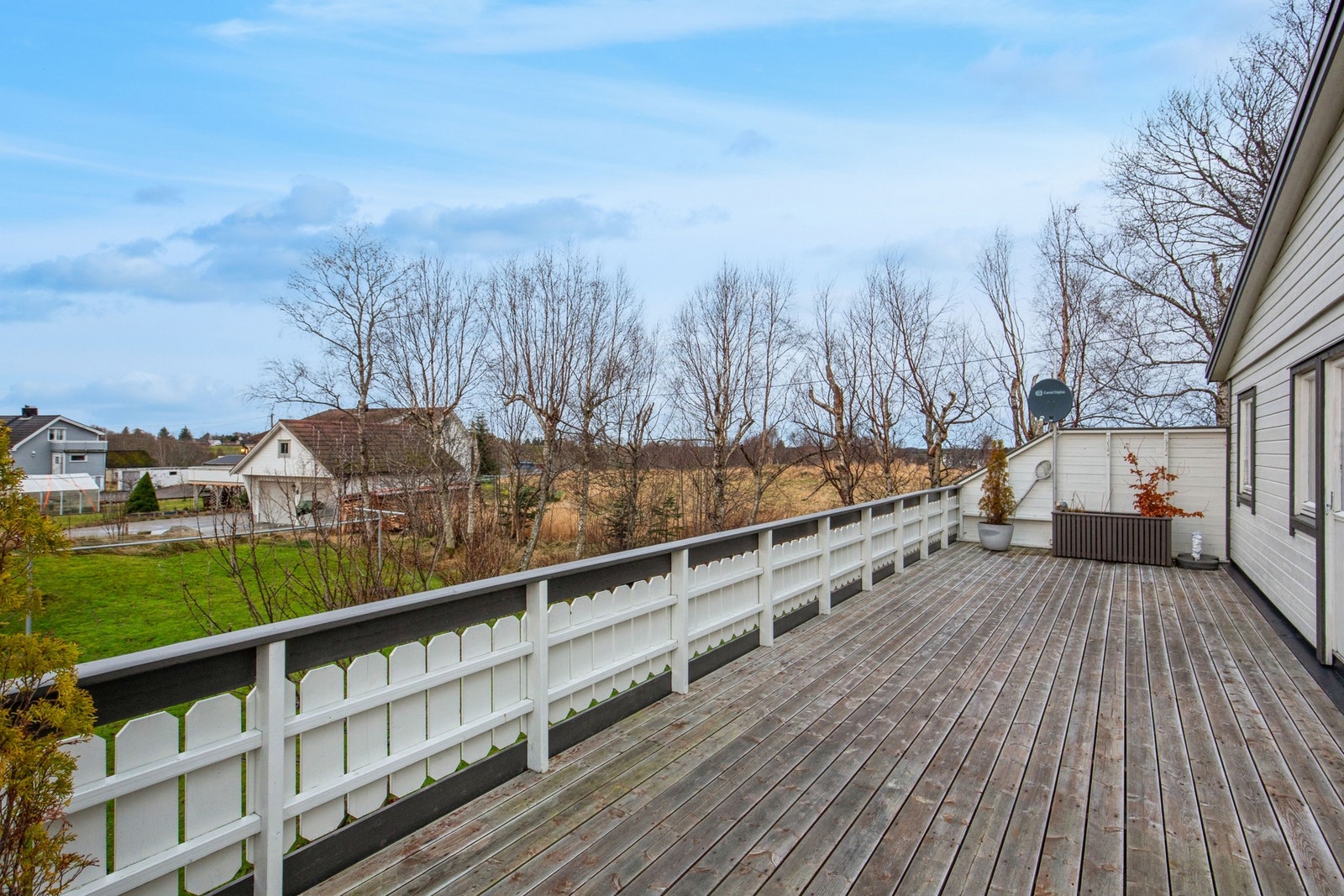 Fra soverom og stue i 1. etasje er det utgang til veranda mot syd og vest Galleribilde