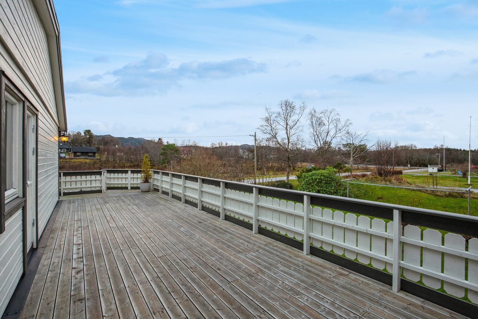 Fra soverom og stue i 1. etasje er det utgang til veranda mot syd og vest Galleribilde