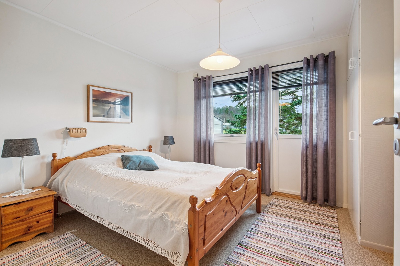 Soverom 1 med utgang til sydvendt veranda Galleribilde