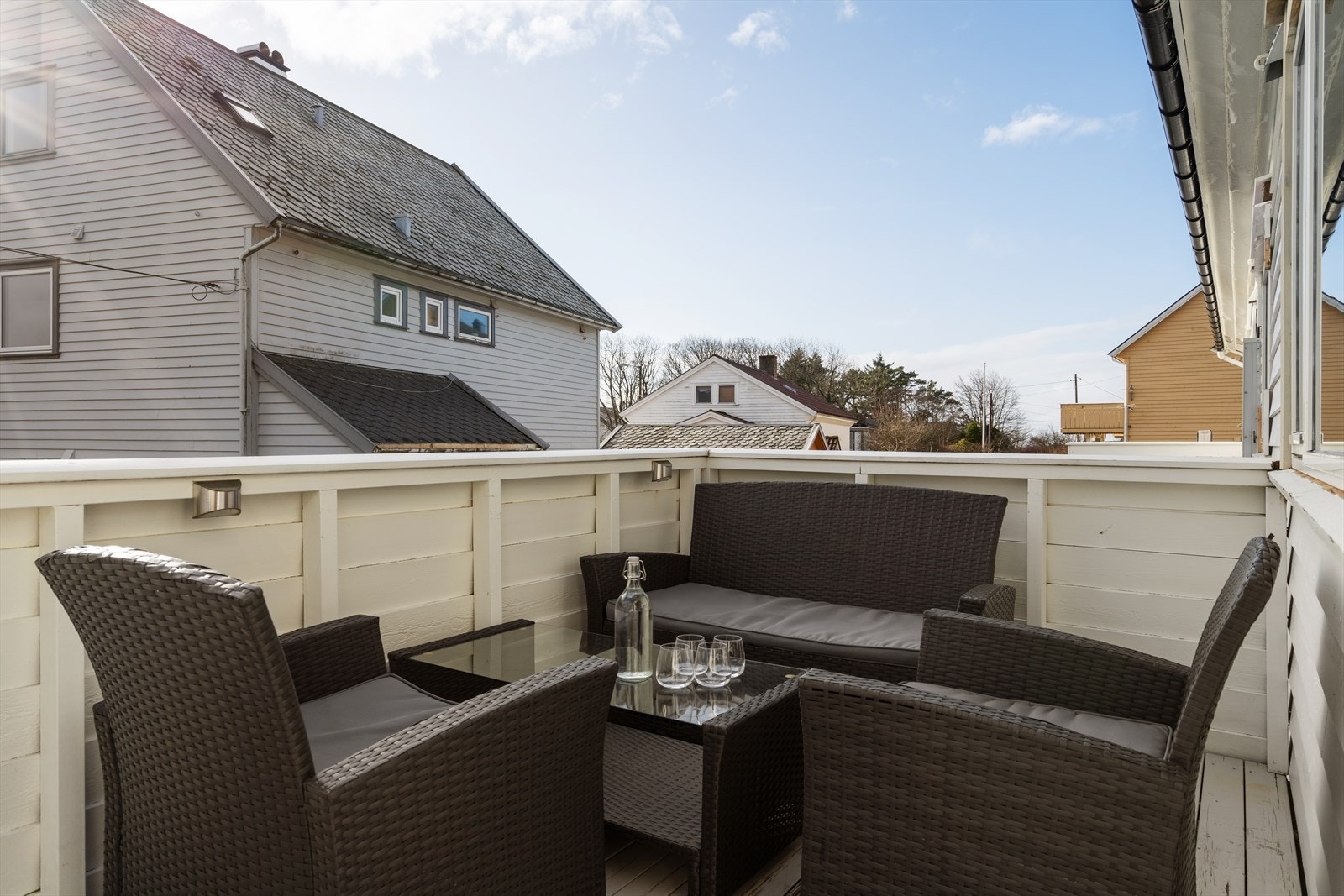 Fra stue/kjøkken er det utgang til en herlig altan med gode solforhold. Galleribilde