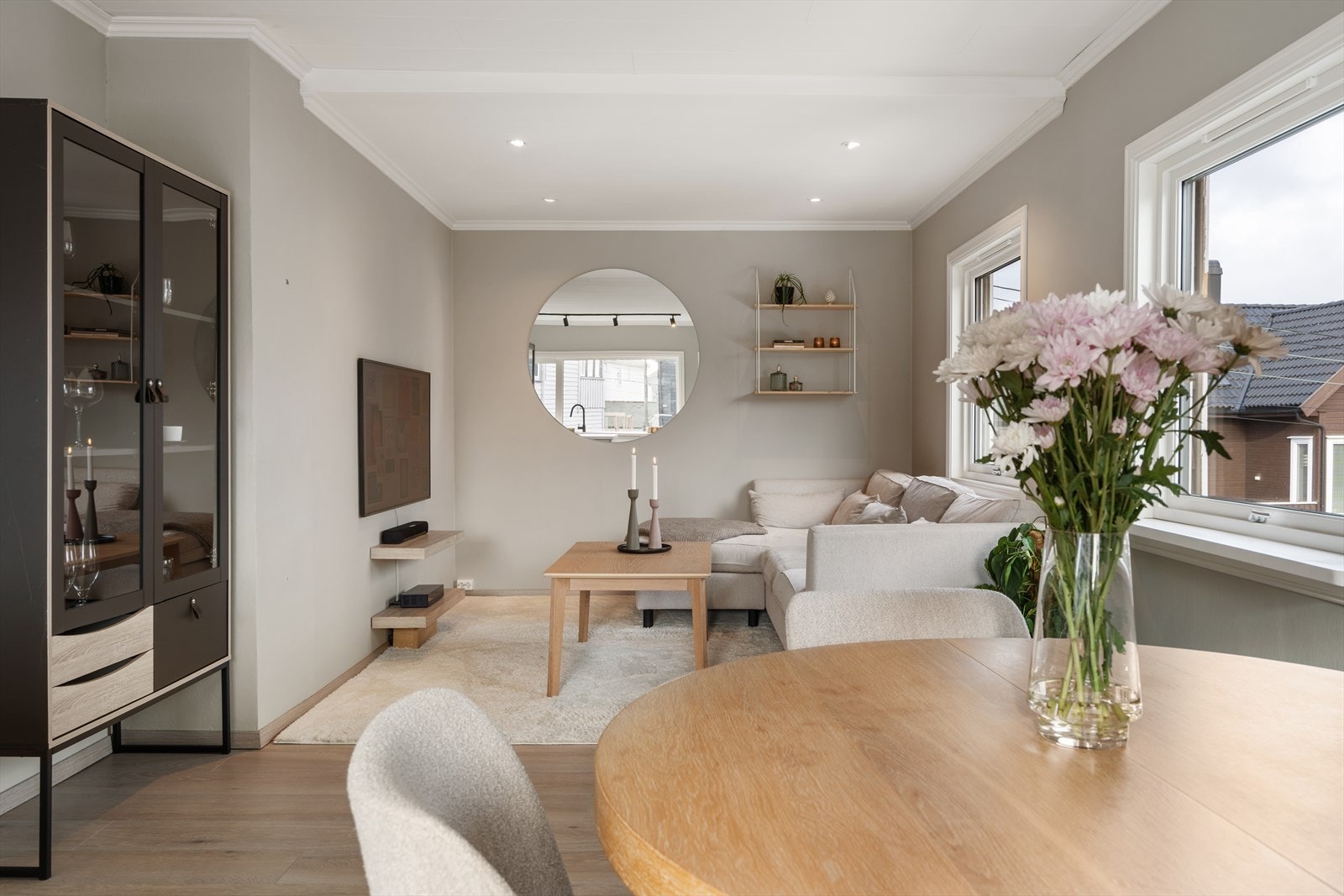 Leiligheten er blitt pusset opp i sin helhet i 2019/2020 med blant annet nye overflater, ny kjøkkeninnredning, nytt baderom, nytt elektrisk og nytt rørsystem. Galleribilde